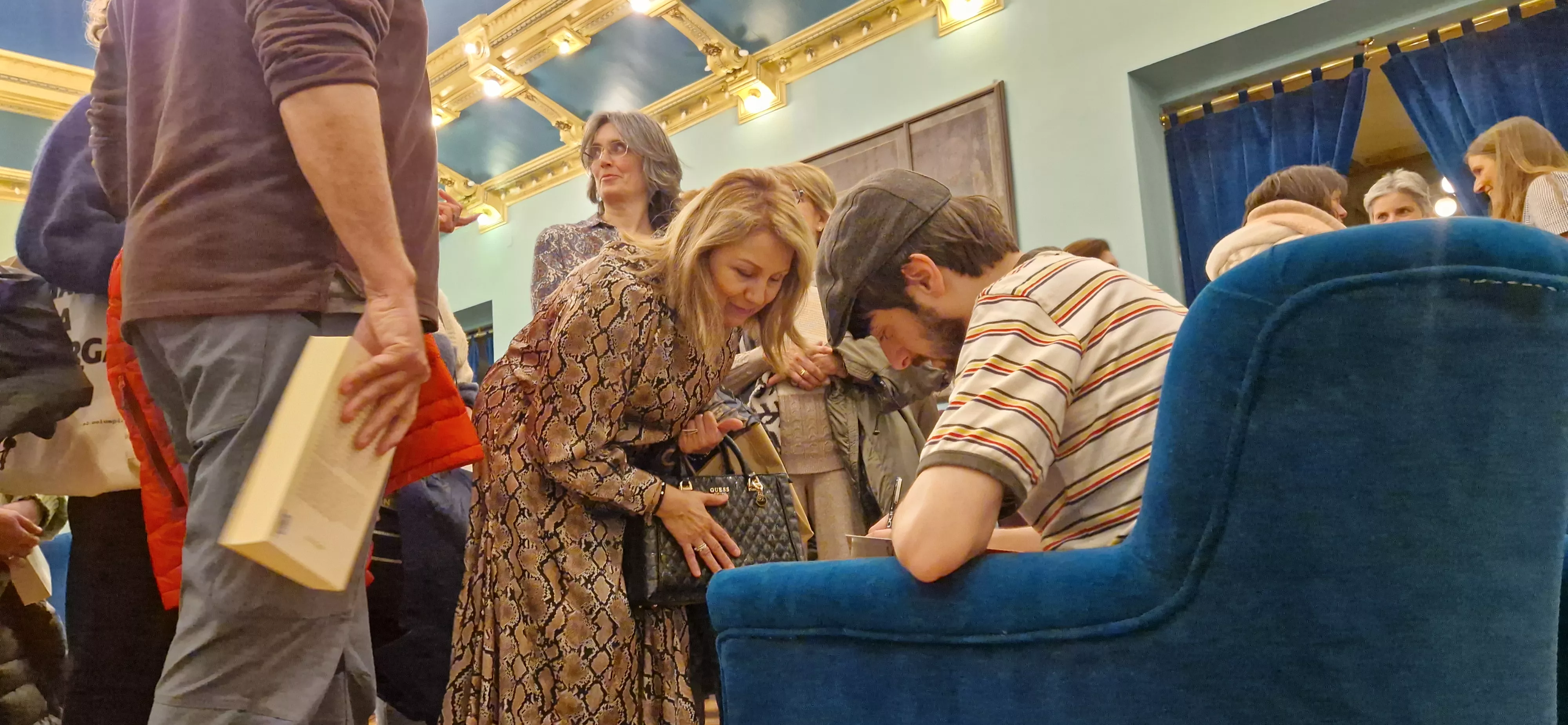 David Uclés, firmando ejemplares. Foto Myriam Martínez