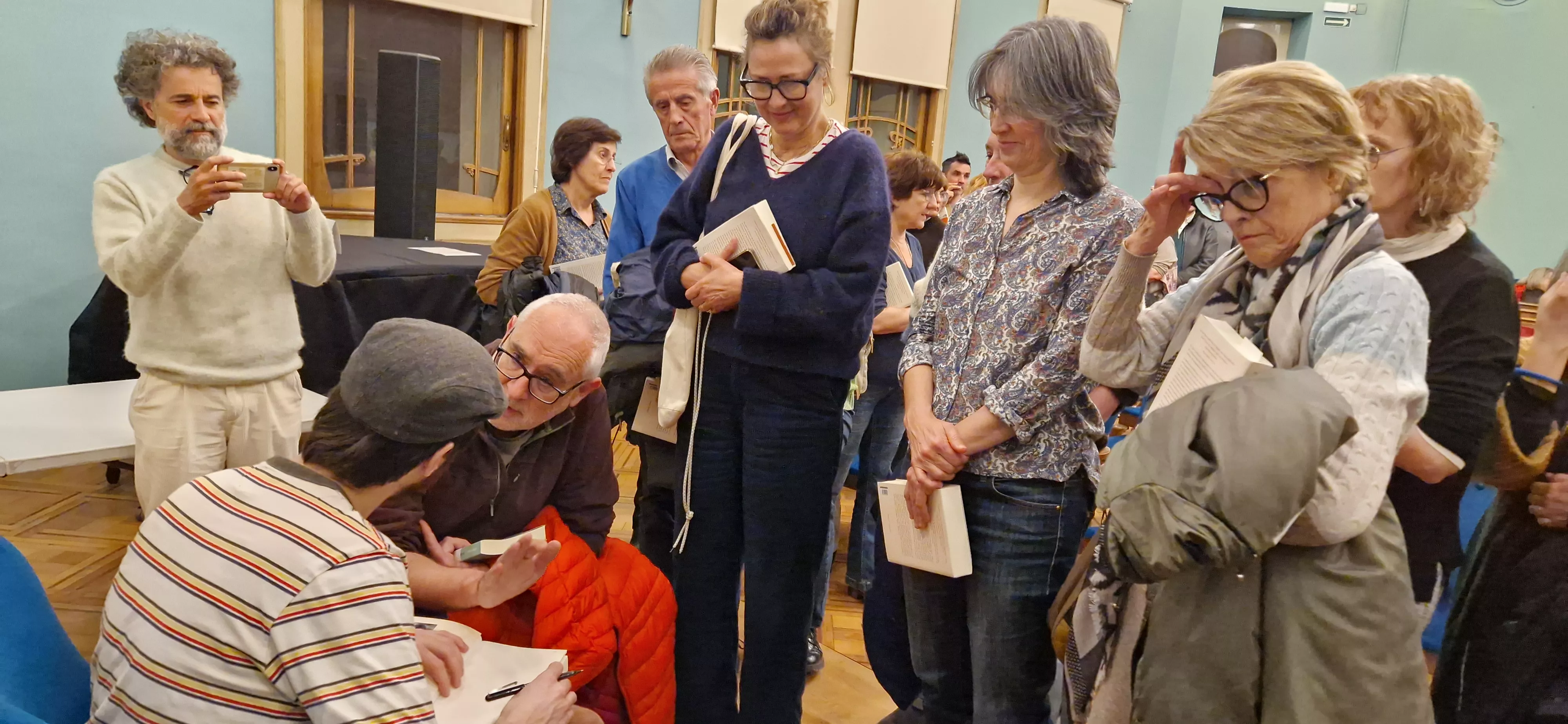 David Uclés, firmando ejemplares. Foto Myriam Martínez