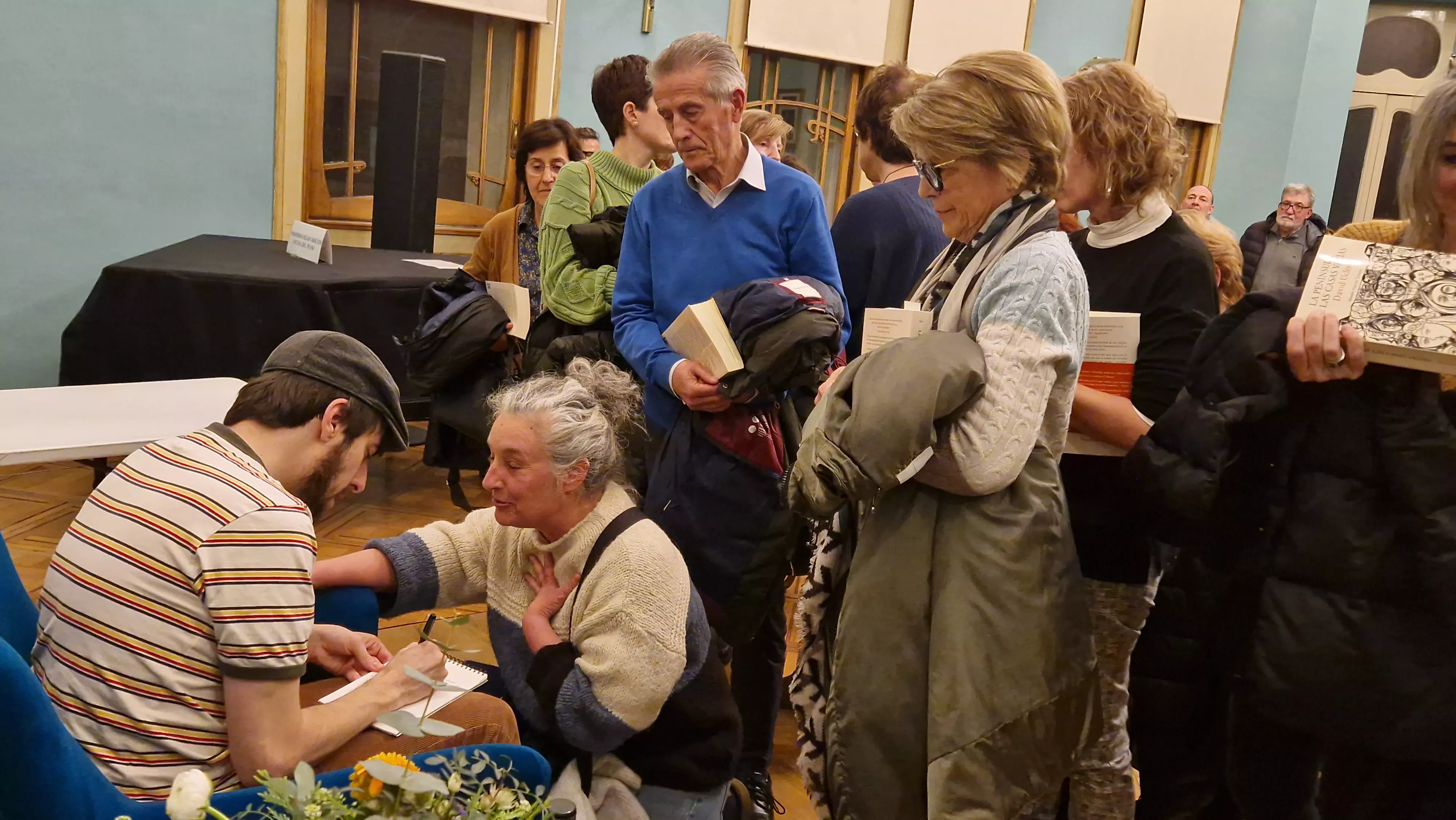 David Uclés, firmando ejemplares. Foto Myriam Martínez