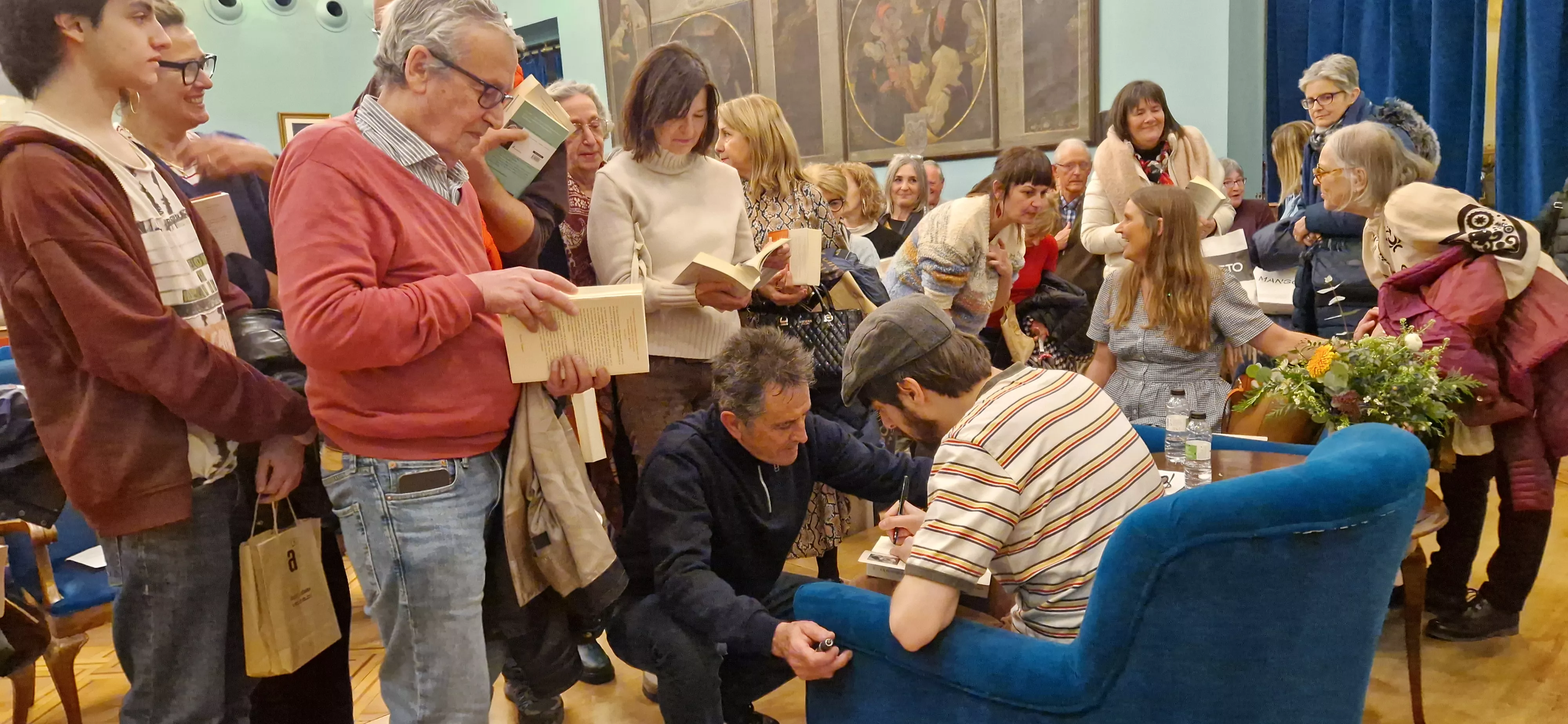 David Uclés, firmando ejemplares. Foto Myriam Martínez