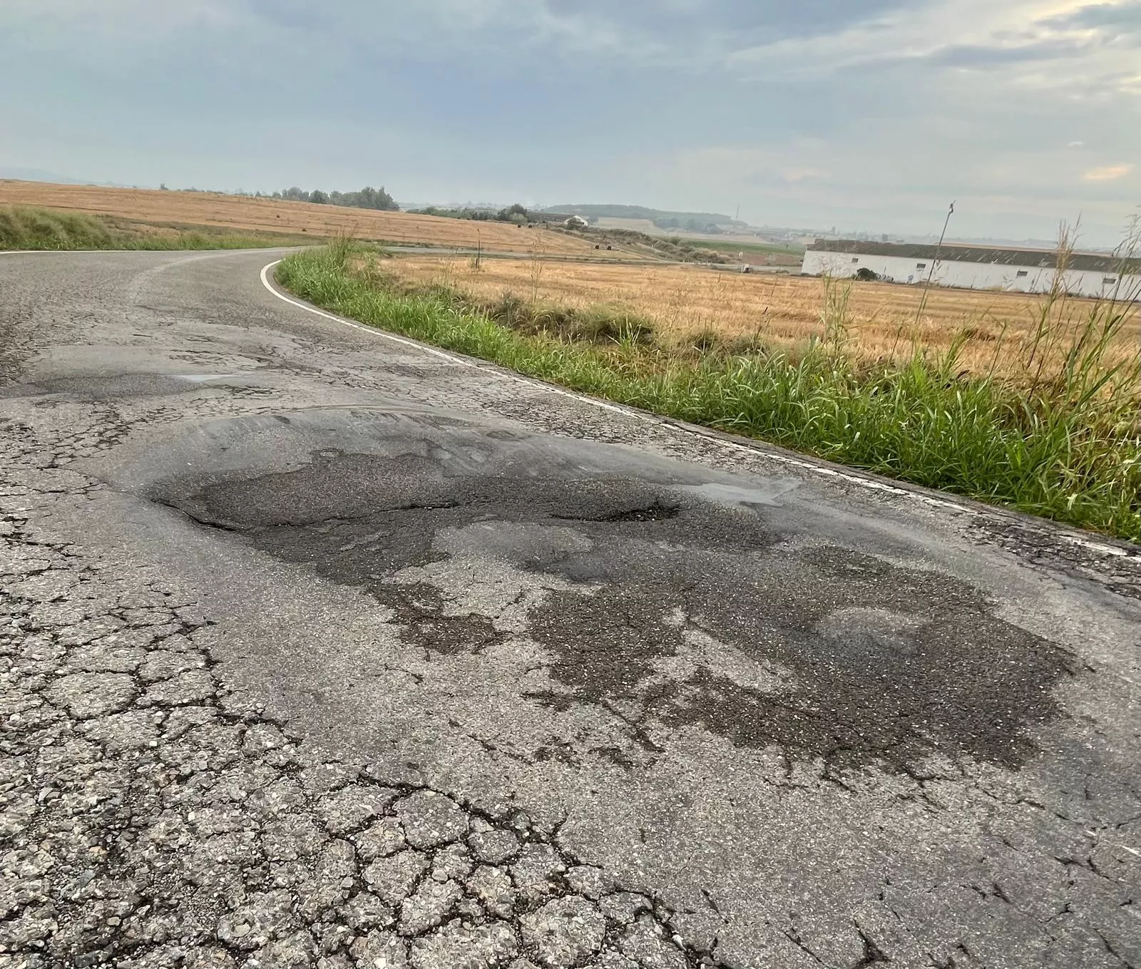 Carretera entre Albalate de Cinca y Esplús