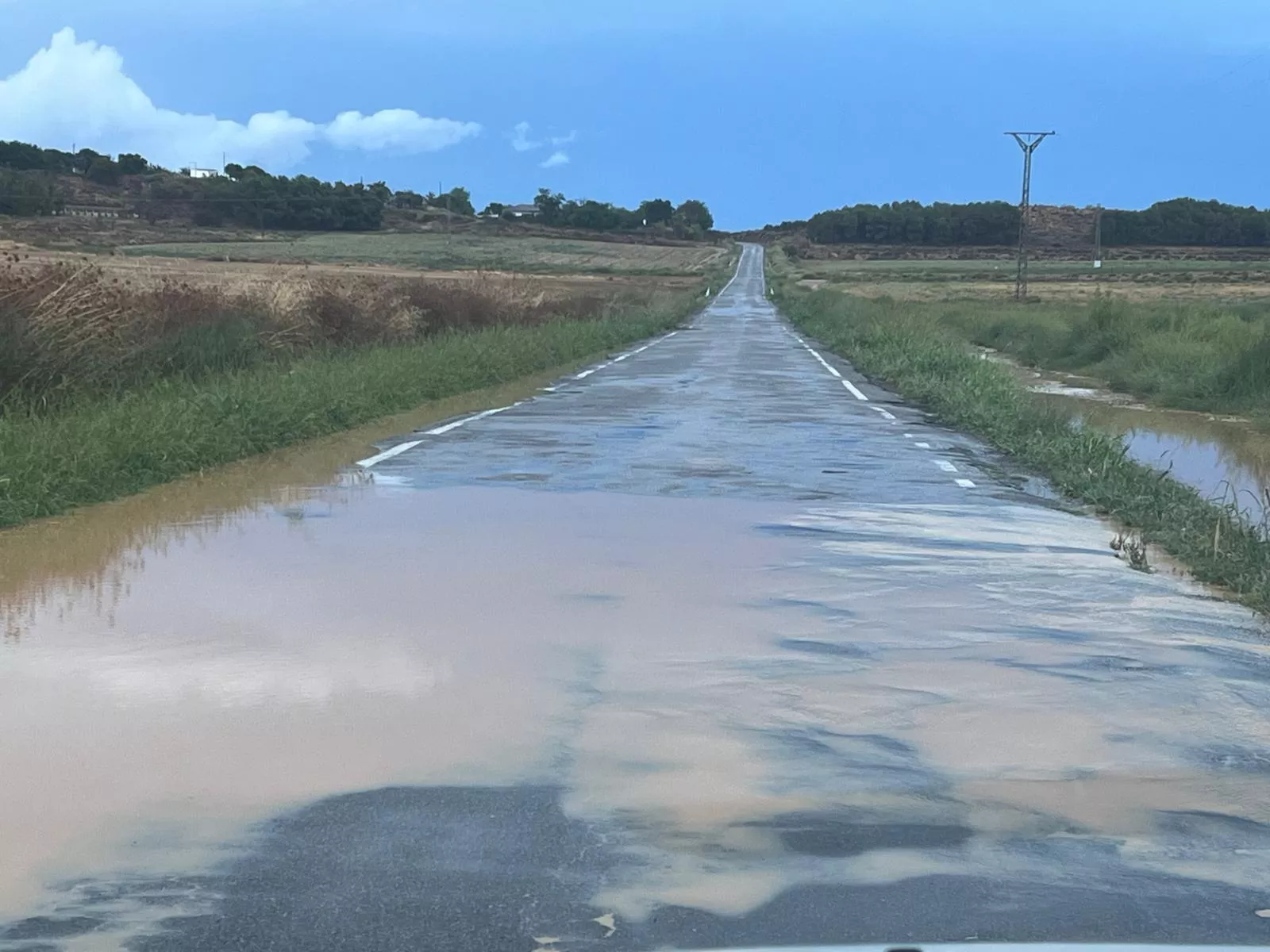 Carretera entre Albalate de Cinca y Esplús