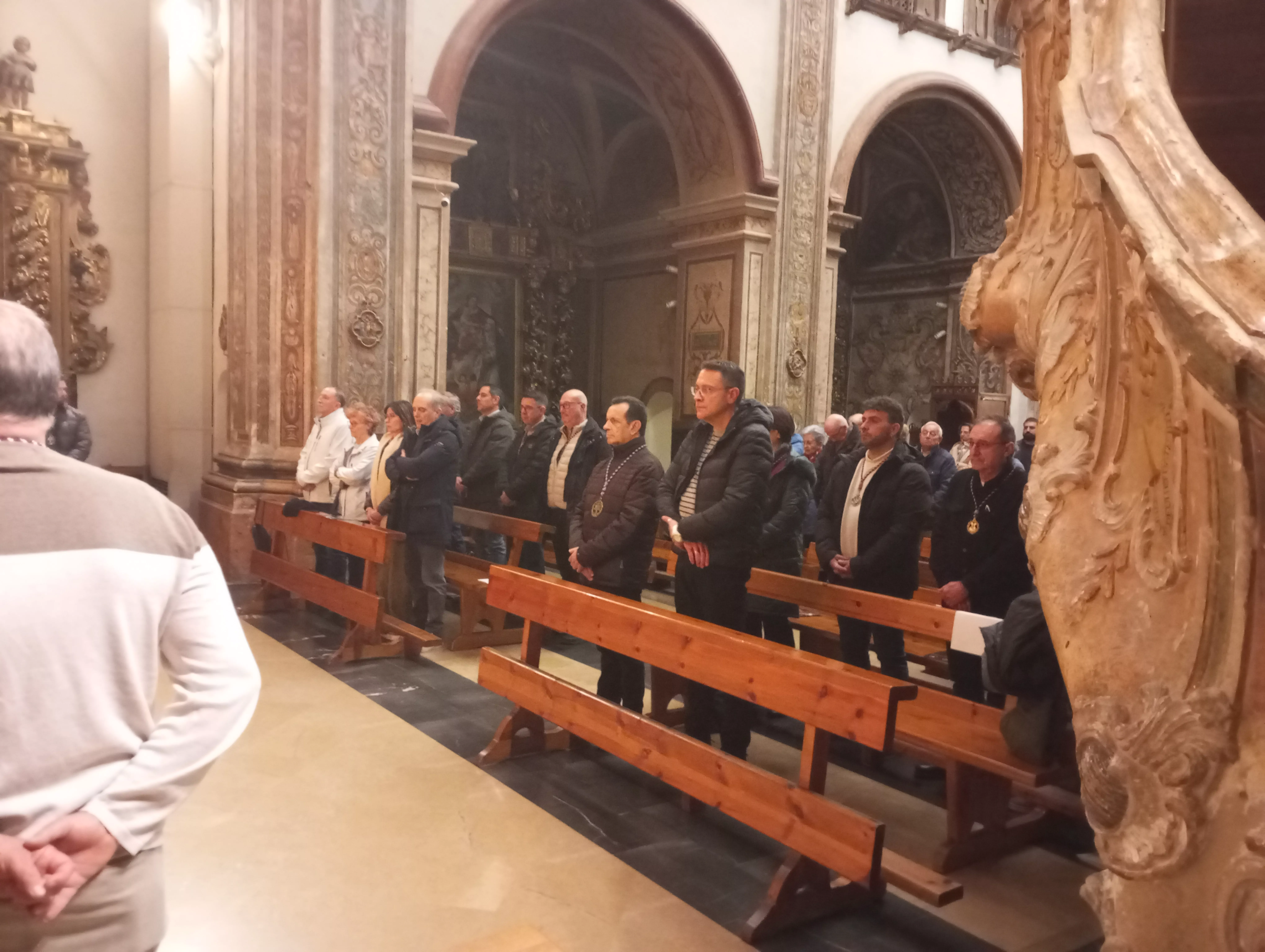 Representantes de la Archicofradía de la Santísima Vera Cruz de Huesca y de la Junta de Cofradías de Teruel, en la Iglesia de Santo Domingo con motivo de las Semblanzas. Foto Carlos Jalle Añaños
