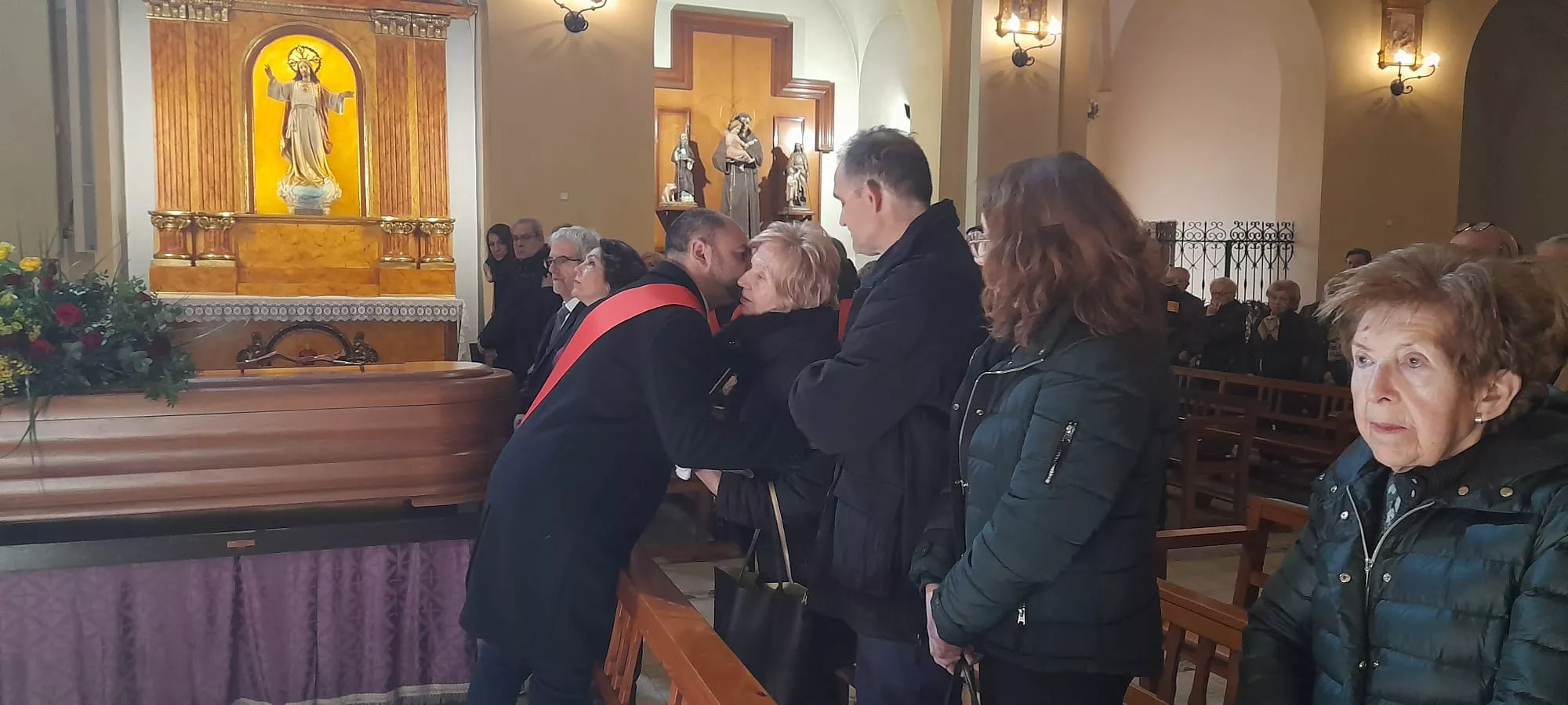 El alcalde, Fernando Torres, saluda a la viuda de Francisco Viu a la que ha entregado la bandera de Barbastro