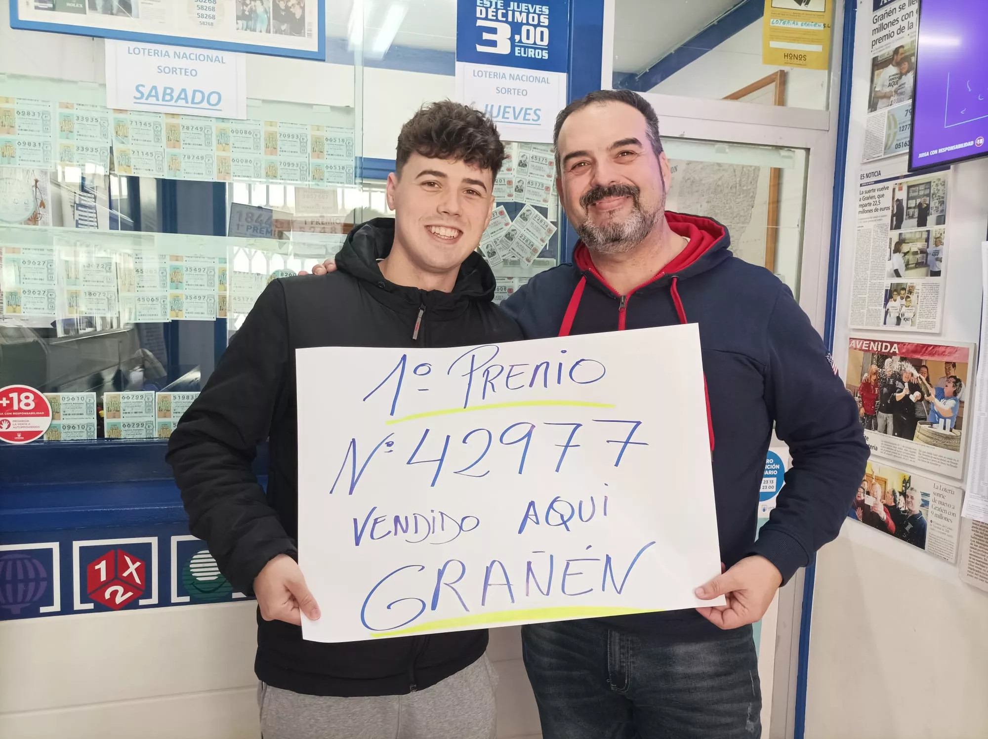 César Oriol con su hijo César muestra en su administración de Grañén el número ganador del primer premio de la Lotería Nacional. César Oriol con su hijo César muestra en su administración de Grañén el número ganador del primer premio de la Lotería Nacional.