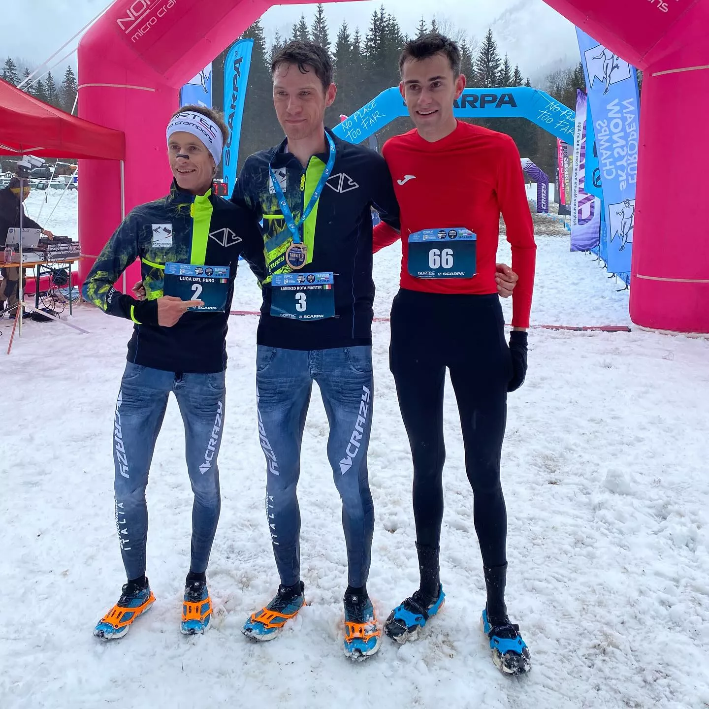 Álvaro Osanz, a la derecha, bronce en el Campeonato de Europa.