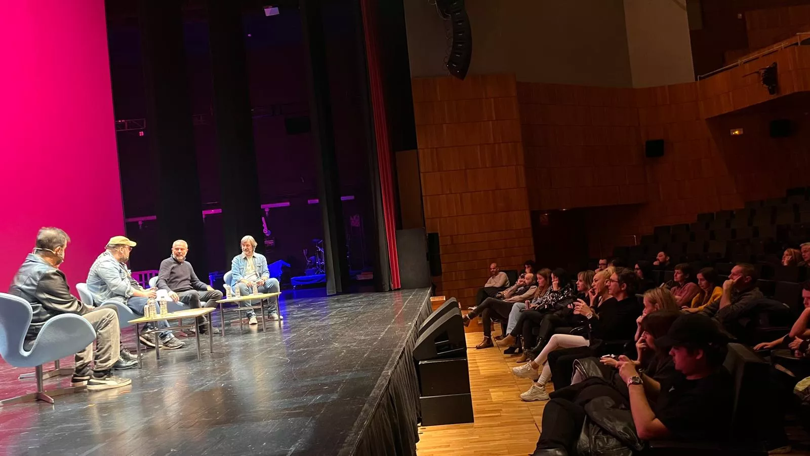Mesa redonda sobre la historia de Héroes del Silencio en el Cosmos Festival 2025. Foto Mercedes Manterola