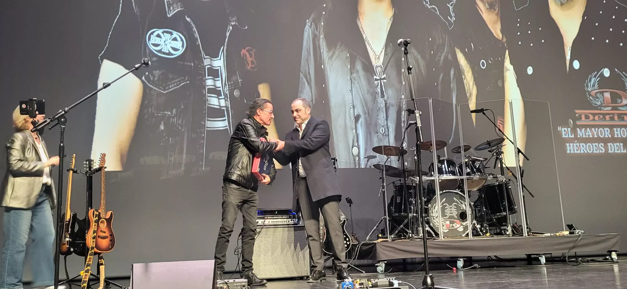 Carlos Sampériz entrega un reconocimiento a Pedro Andreu. Foto Mercedes Manterola