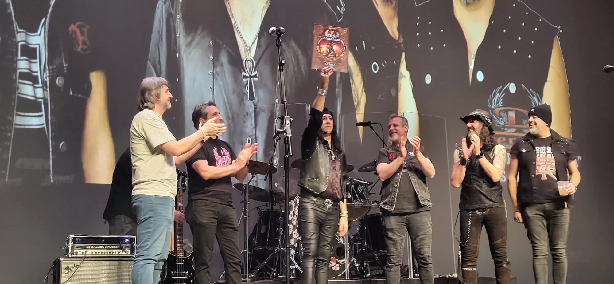 Miembros de la Banda Tributo Derivas, reconocidos en el Cosmos Festival. Foto Mercedes Manterola 