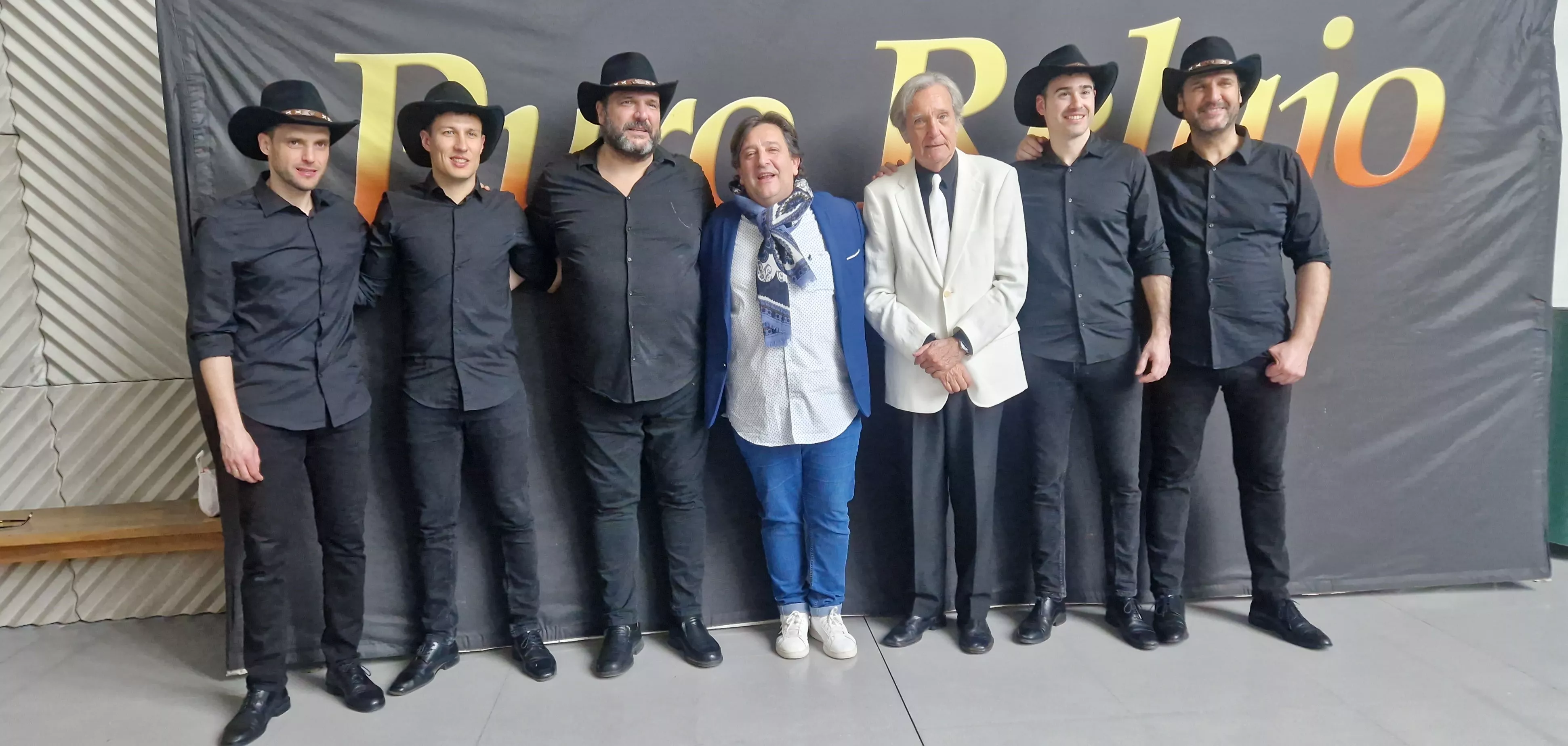 Puro Relajo, con Toño Julve, en el photocoll posterior a la actuación en Huesca. Foto Myriam Martínez