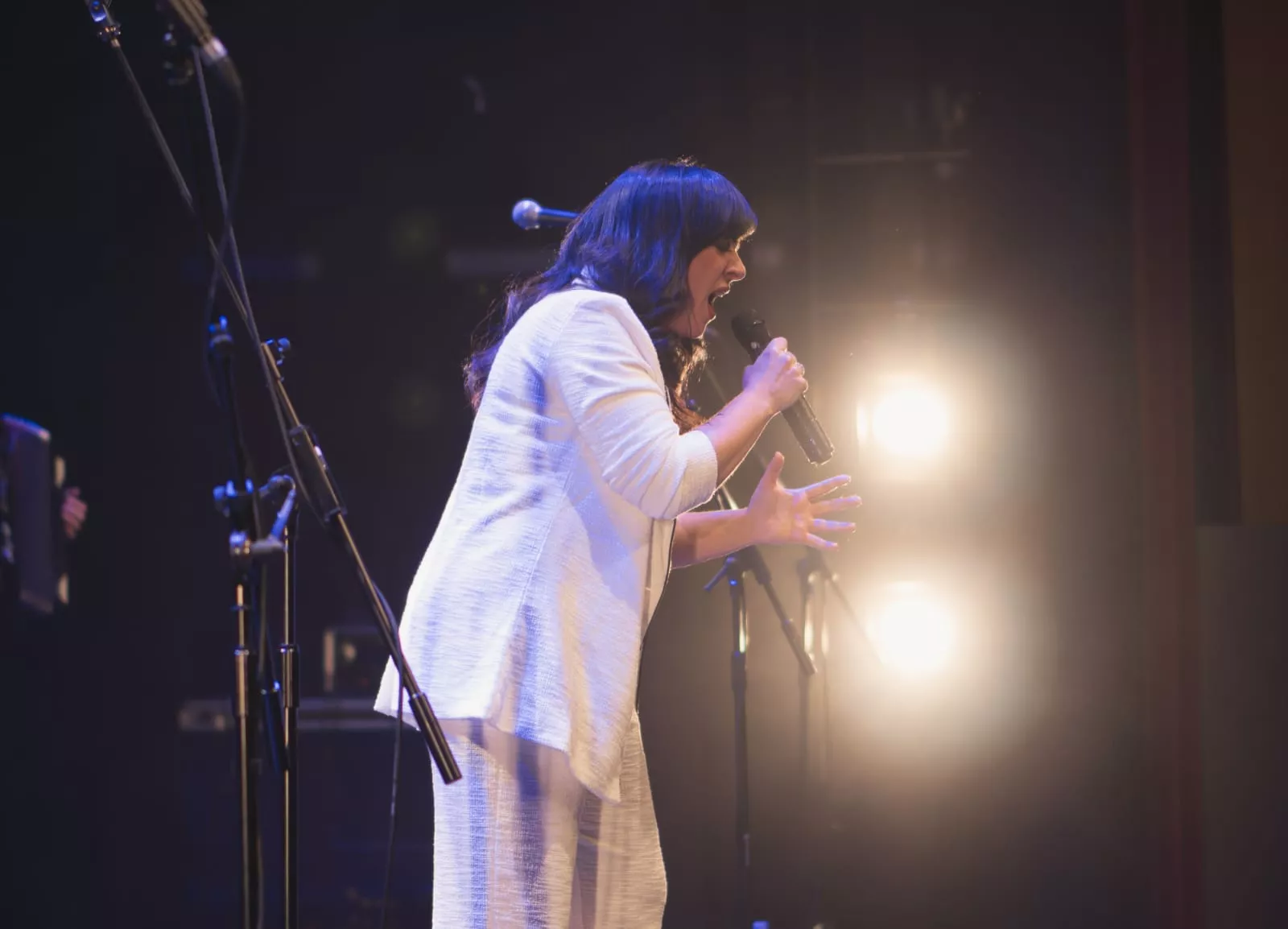 Itziar Sánchez, en el concierto de Puro Relajo en Huesca. Foto Amaia San Martín Chaler