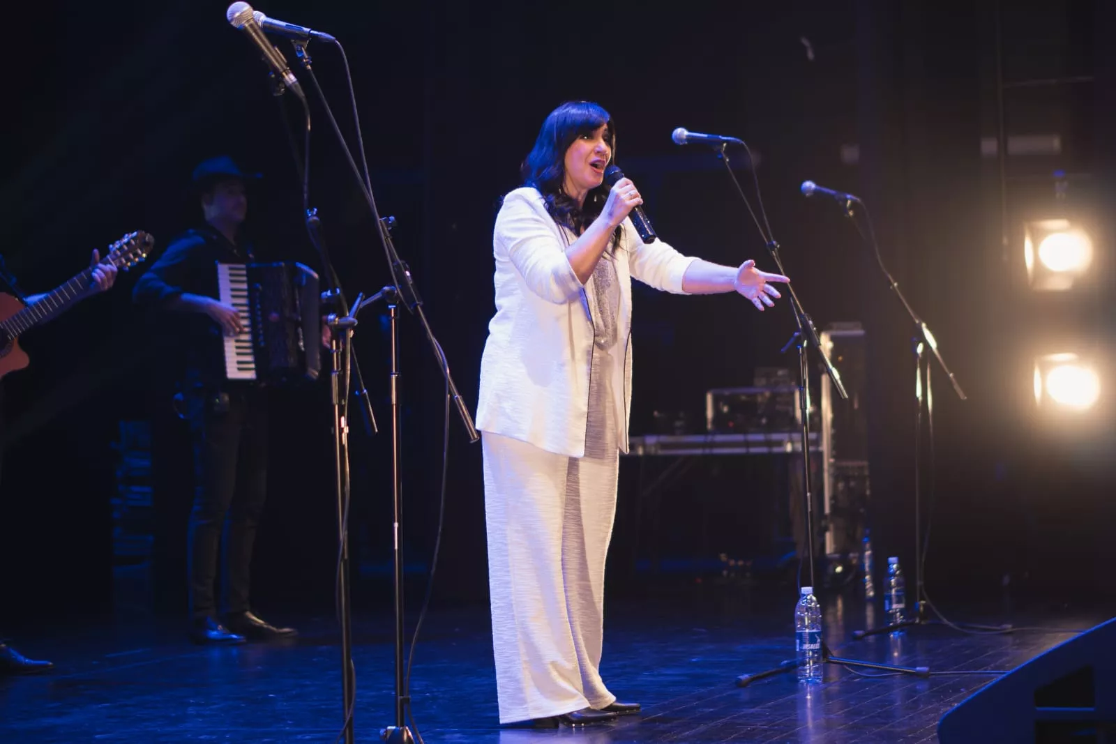Itziar Sánchez, en el concierto de Puro Relajo en Huesca. Foto Amaia San Martín Chaler