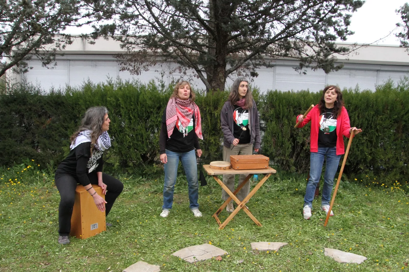 Plantación de un olivo palestino en Aínsa. Foto Carlos Neofato 