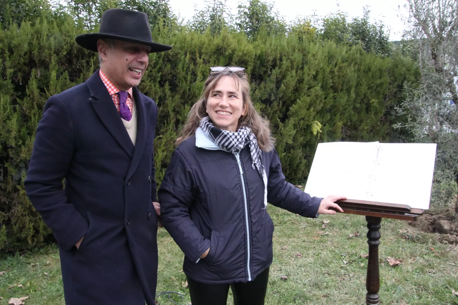 Plantación de un olivo palestino en Aínsa. Foto Carlos Neofato 