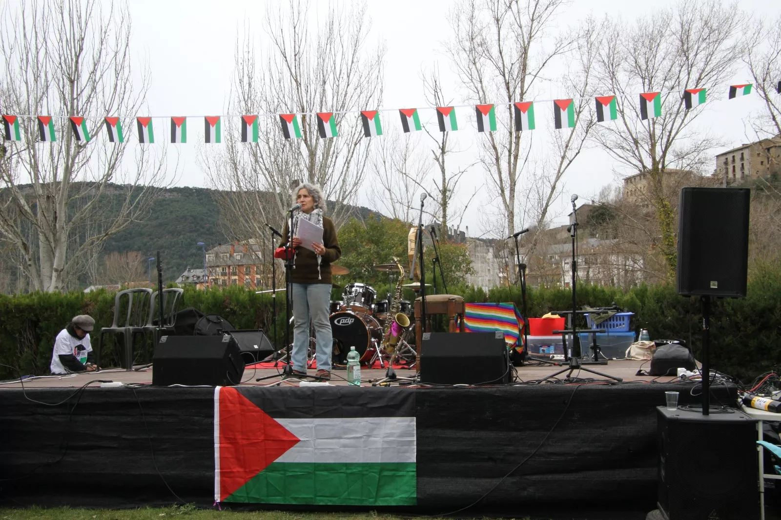 Plantación de un olivo palestino en Aínsa. Foto Carlos Neofato 