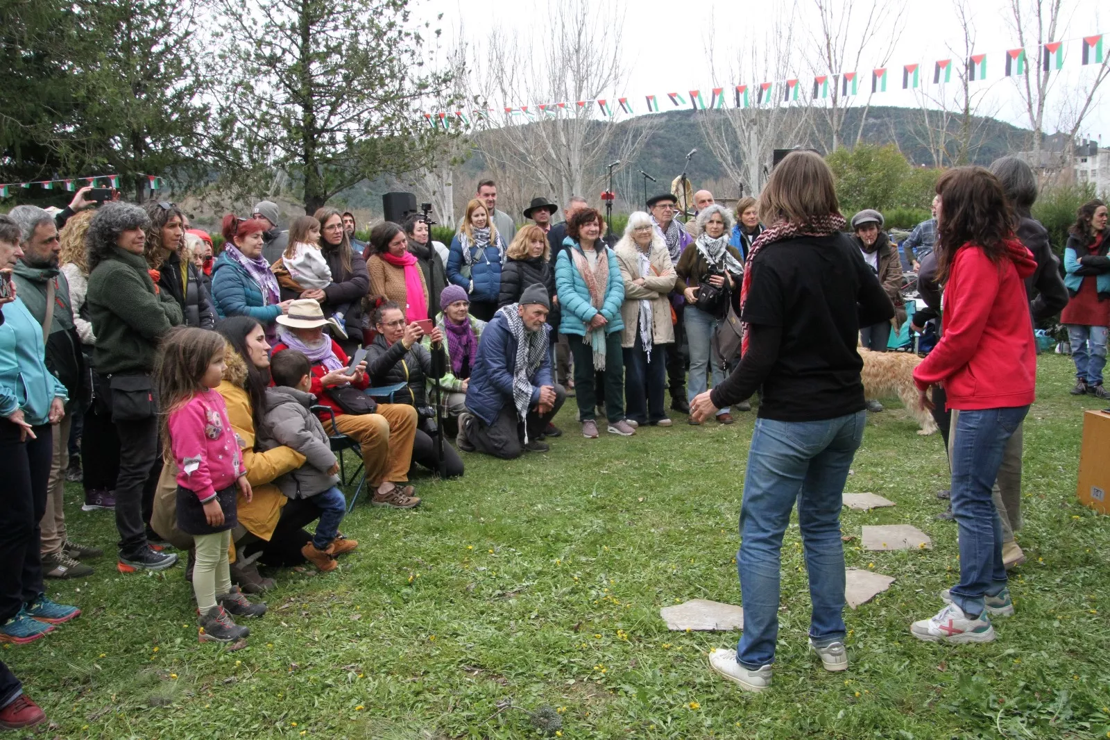 Plantación de un olivo palestino en Aínsa. Foto Carlos Neofato 
