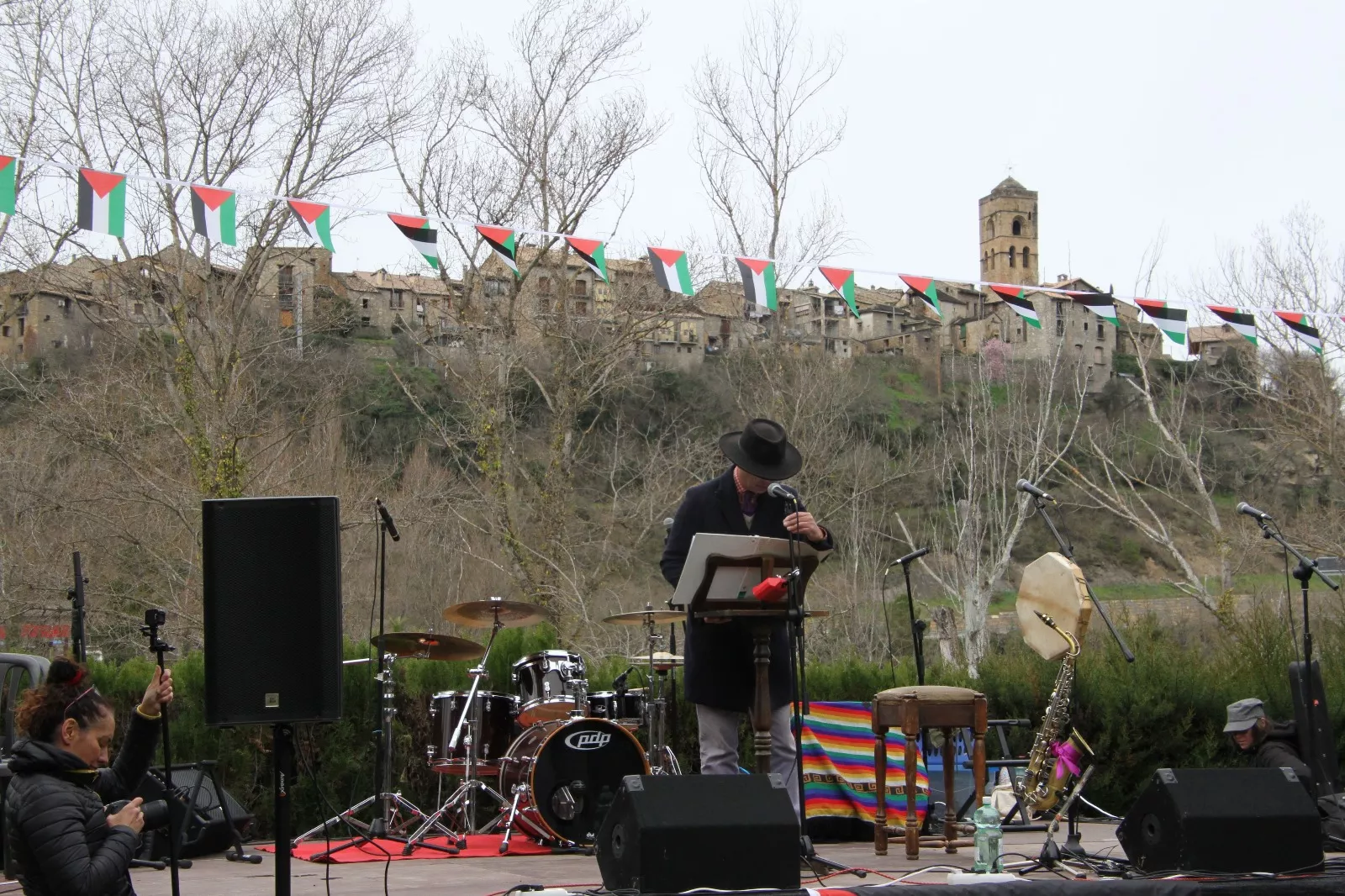 Plantación de un olivo palestino en Aínsa. Foto Carlos Neofato 