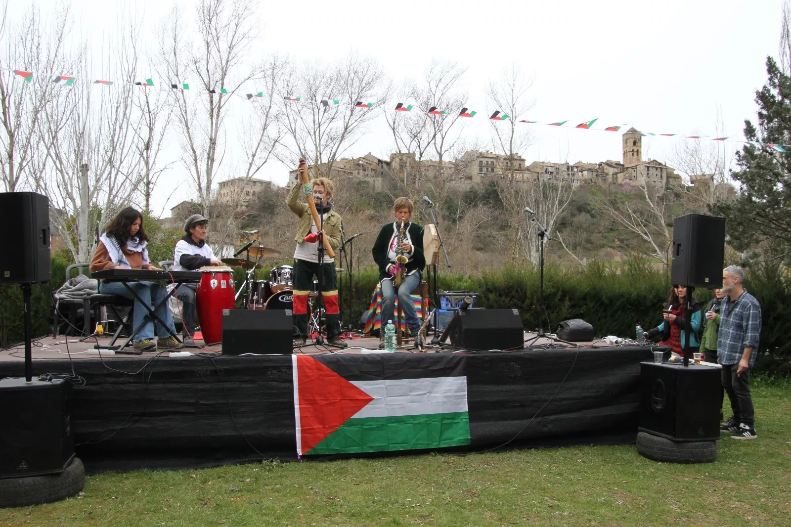 Plantación de un olivo palestino en Aínsa. Foto Carlos Neofato 