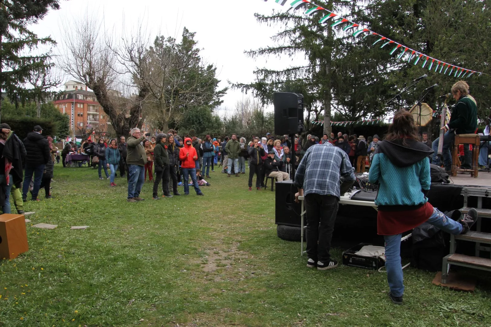 Plantación de un olivo palestino en Aínsa. Foto Carlos Neofato 
