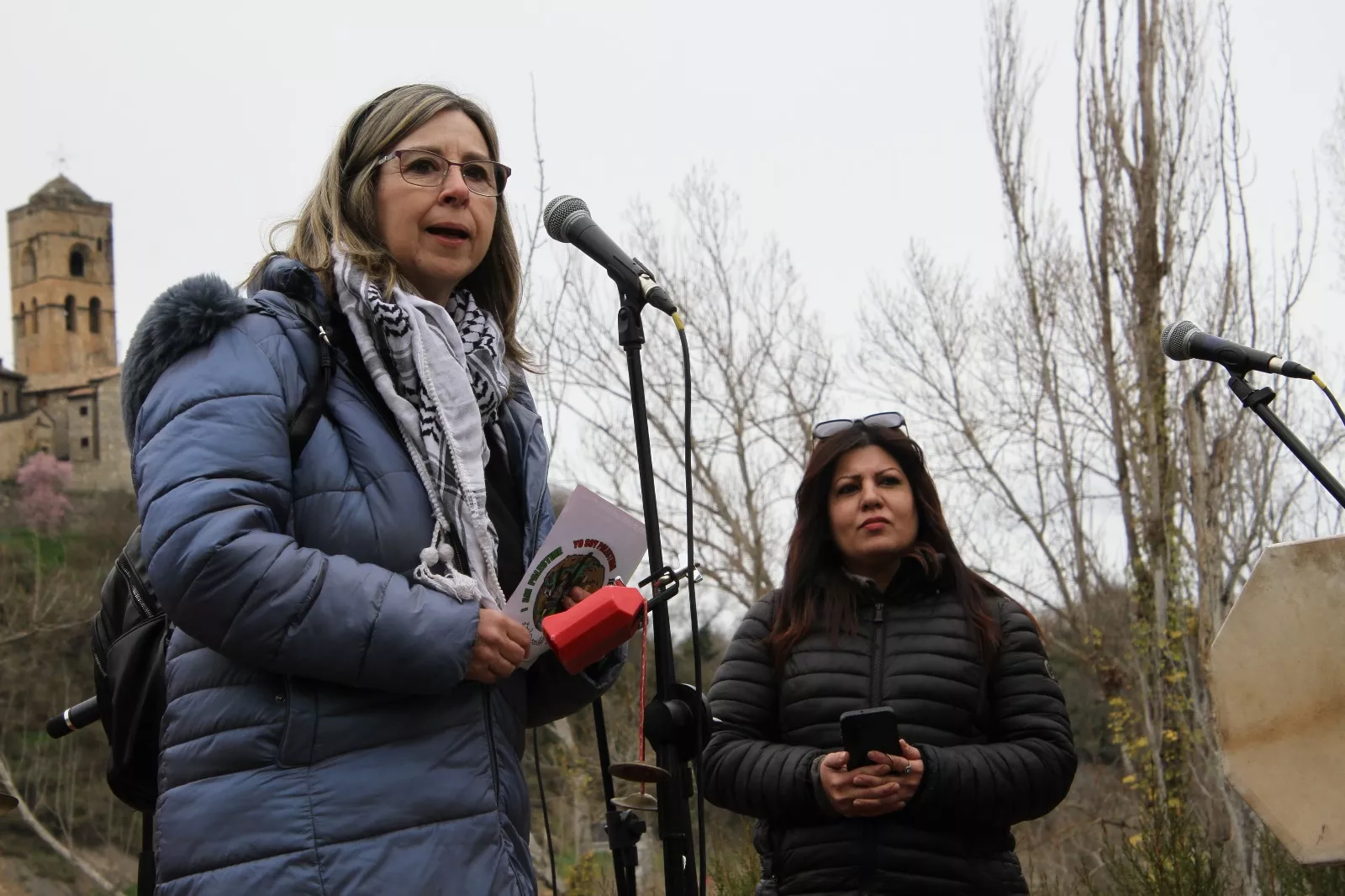 Plantación de un olivo palestino en Aínsa. Foto Carlos Neofato 