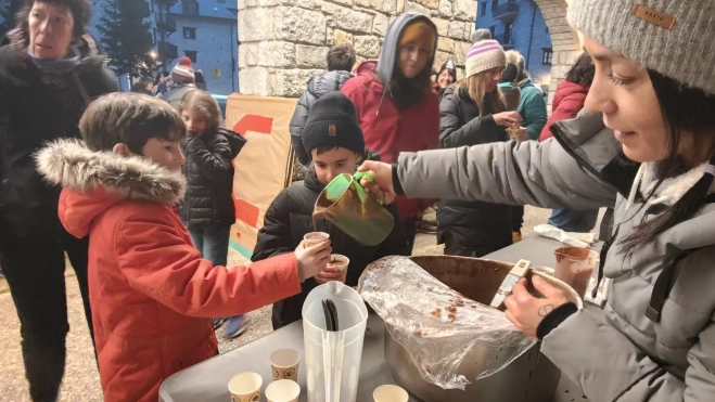 Movilización de las amypas públicas del CRA Alta Ribagorza y del IES Castejón de Sos. Movilización de las amypas públicas del CRA Alta Ribagorza y del IES Castejón de Sos.