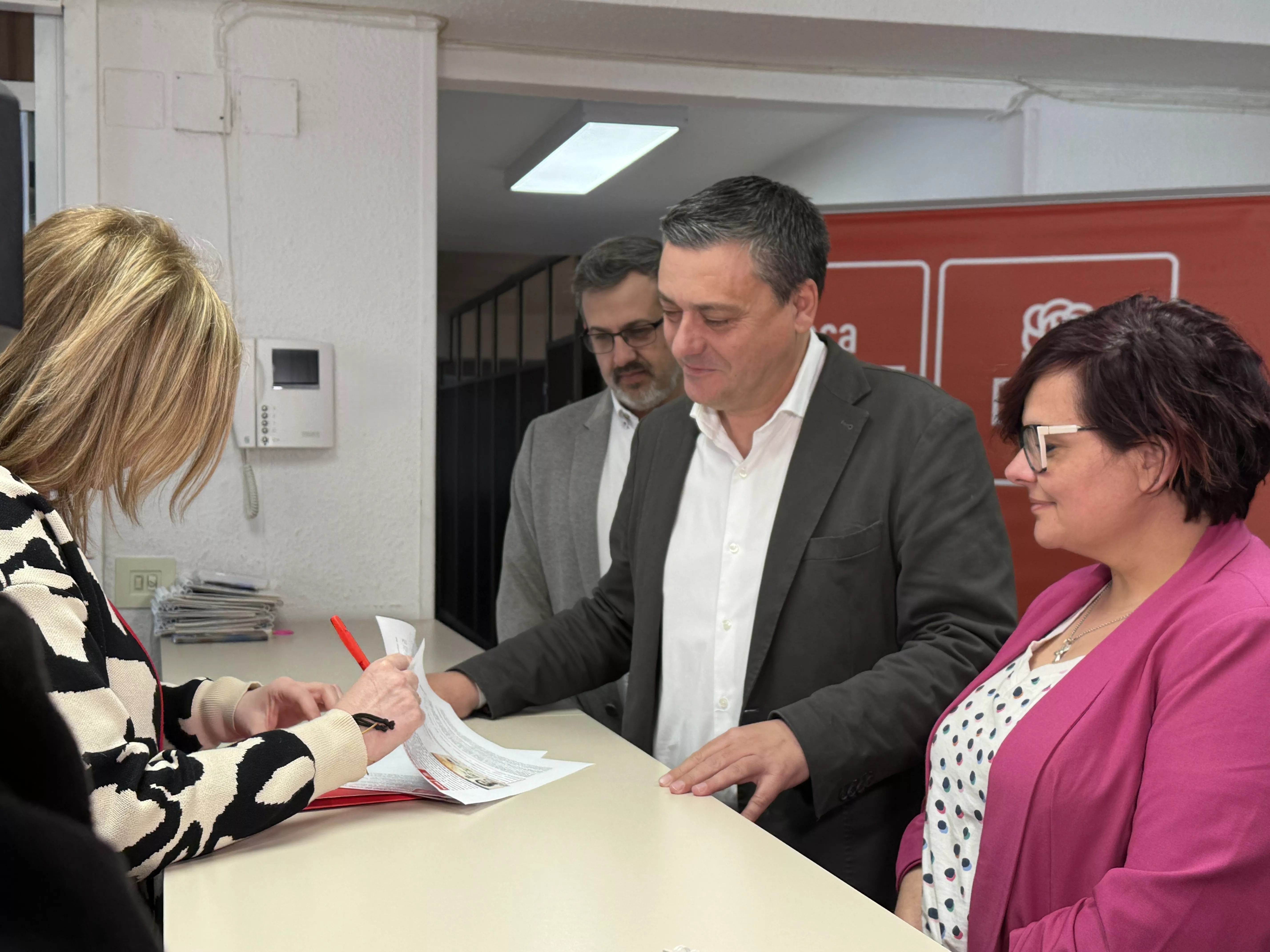 Sabés, junto a Avellanas y Cacho, en el momento de la entrega de la documentacion