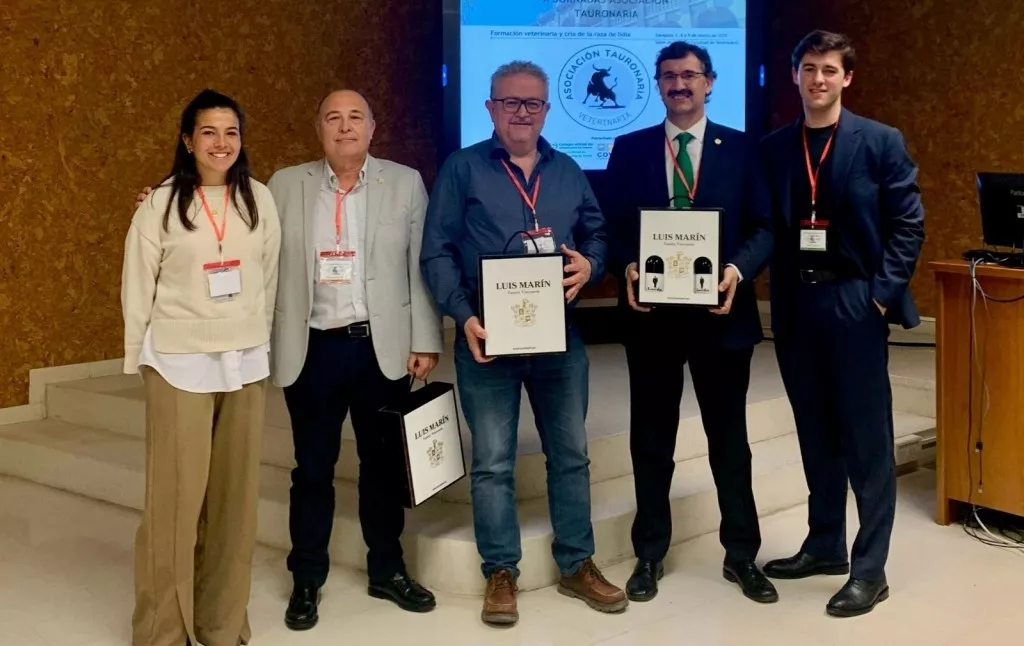 En el centro de la imagen José Luis Blasco, Fernando Carrera y Alejandro Fisac, junto a socios de Tauronaria