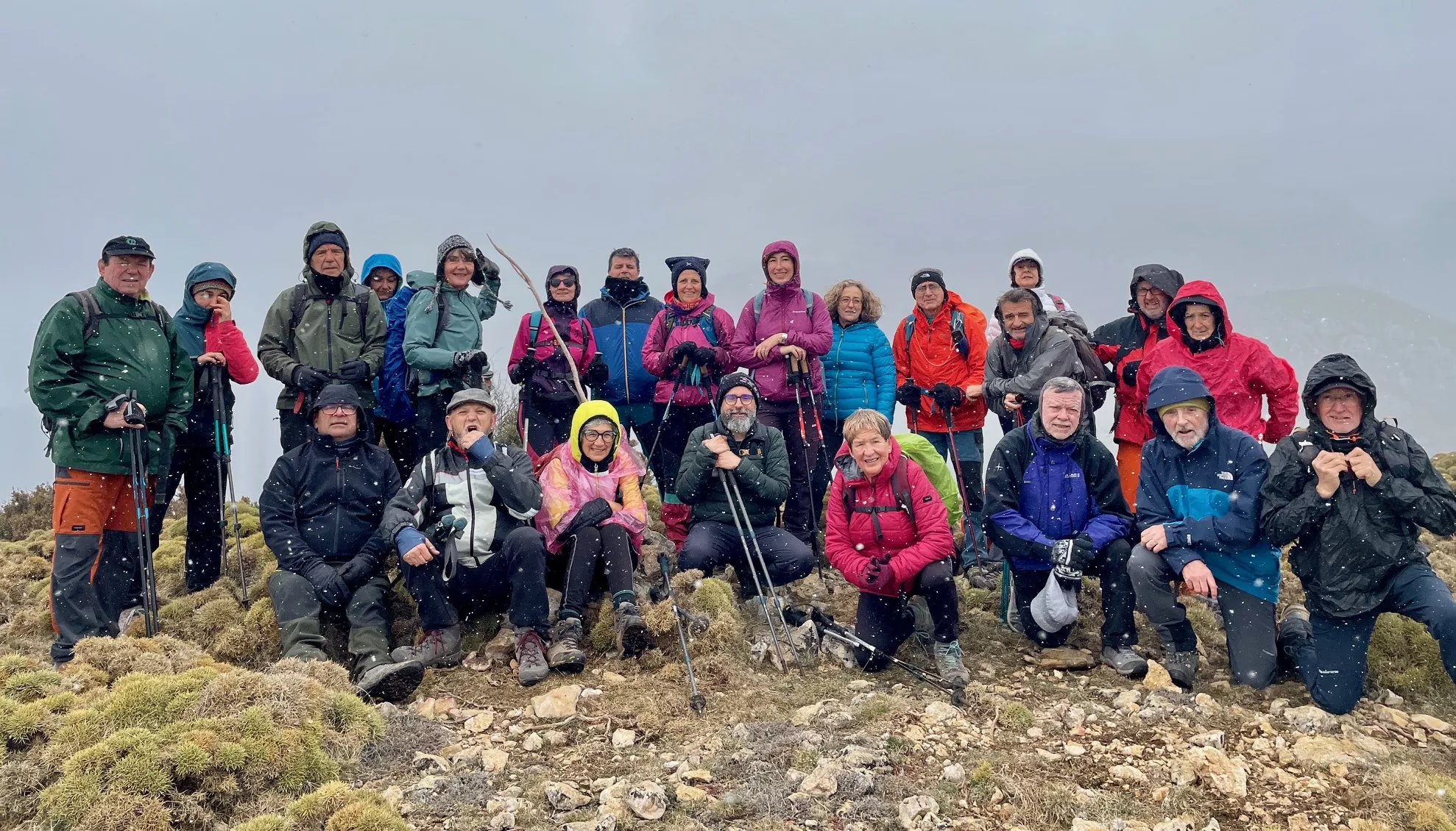 Foto de grupo en la cima del pico Arnabón.