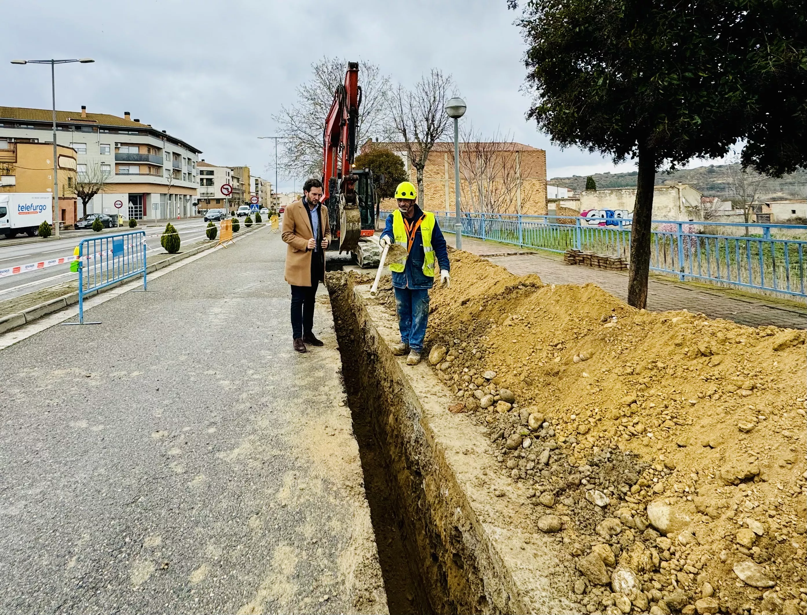 Claver ha visitado trabajos de retirada de la línea eléctrica en el solar donde se construirá el nuevo instituto.