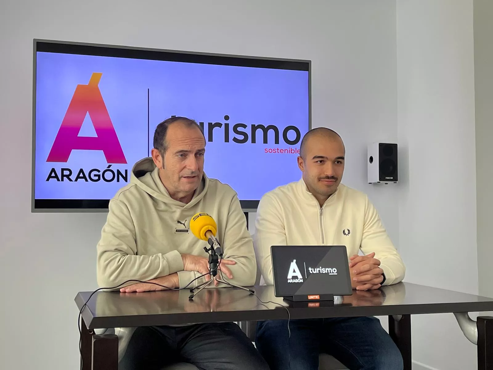Nolasco junto a Rafael Paulo, este lunes en rueda de prensa: "El gran objetivo es Cangas, pero no vamos a tirar el partido del Barça". Foto: Adri Mora