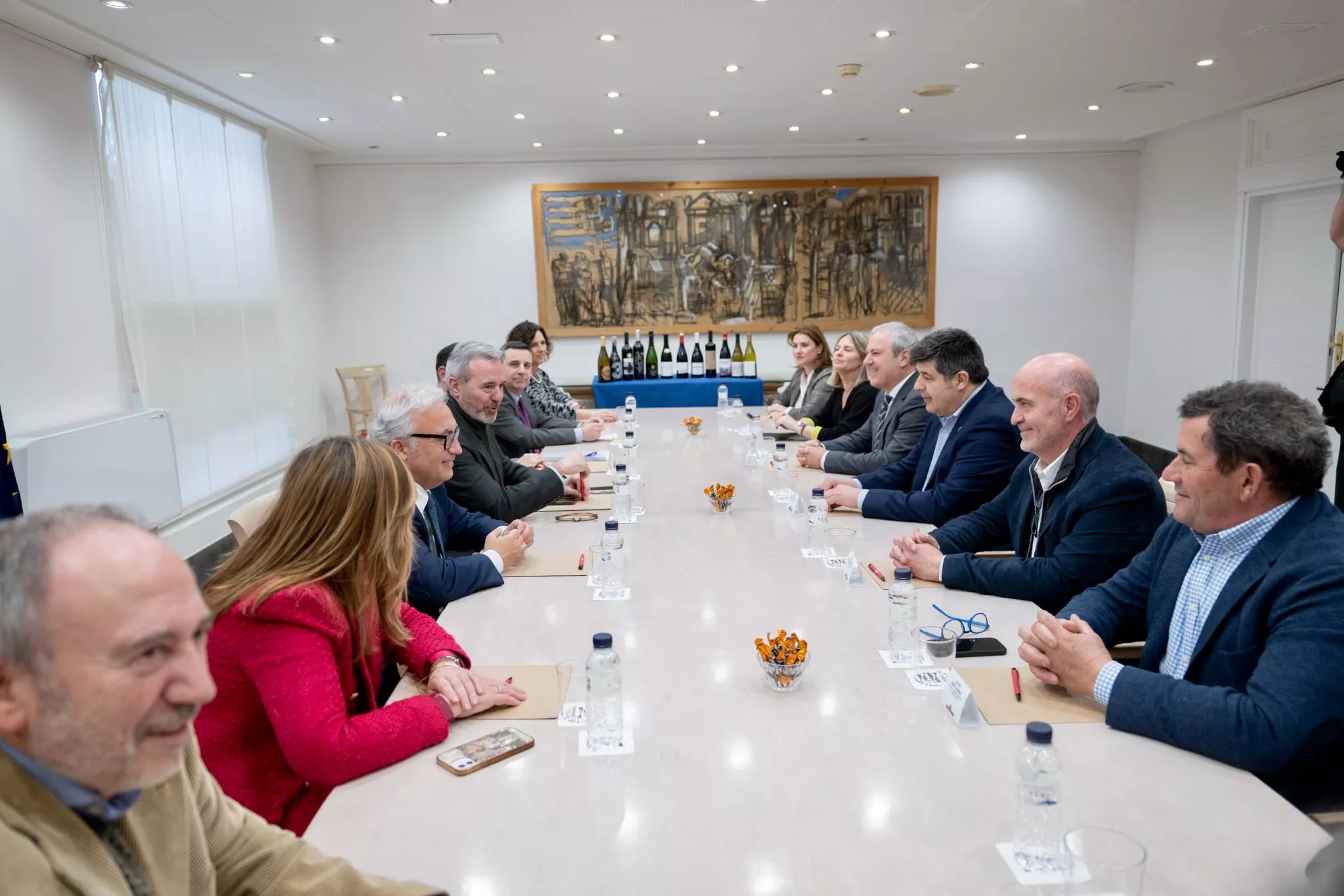 Reunión del Gobierno de Aragón con representantes de las DOP e IGP de vino y cava.