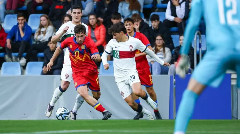 Arón Rodrigo en una acción con Andorra