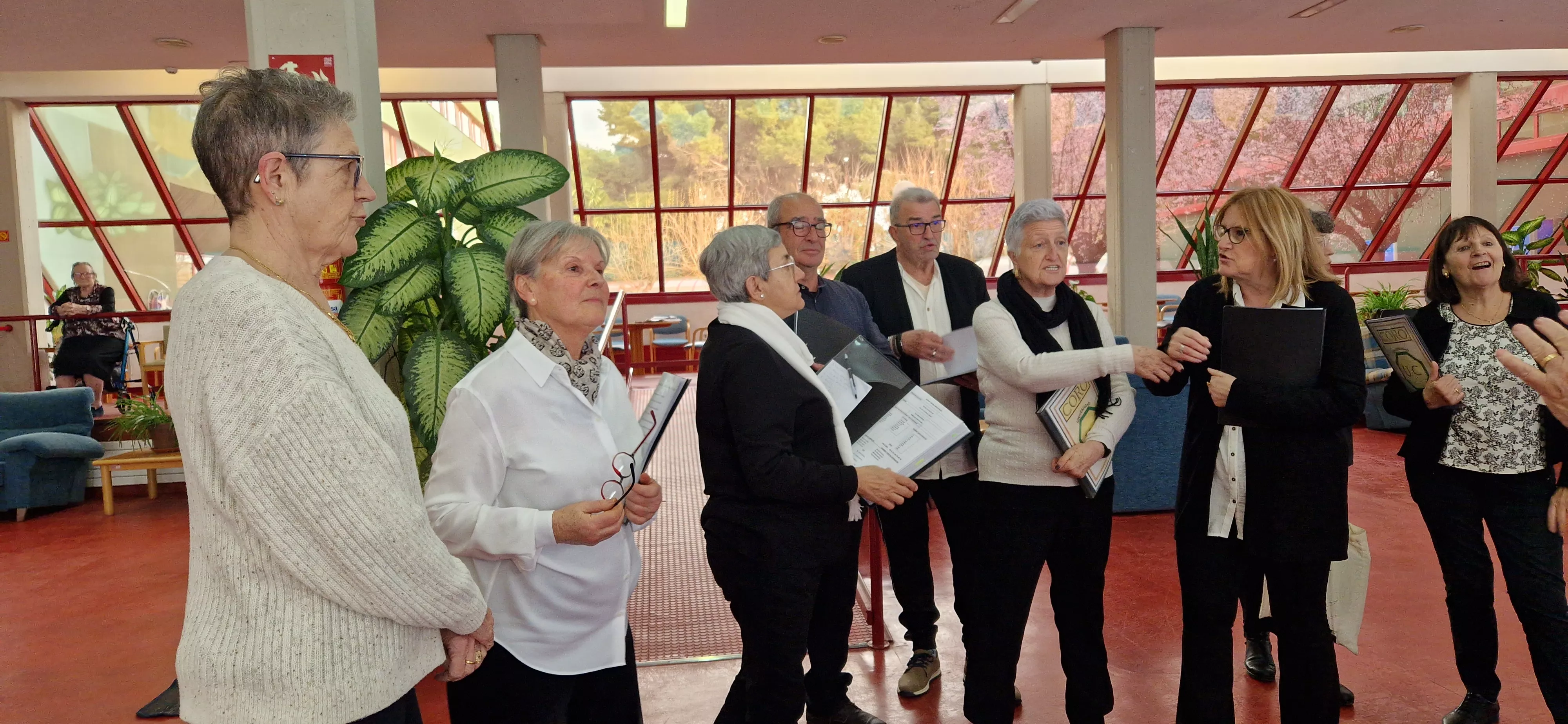 El Coro de la Universidad Ciudadana en la Residencia Ciudad de Huesca. Foto Myriam Martínez