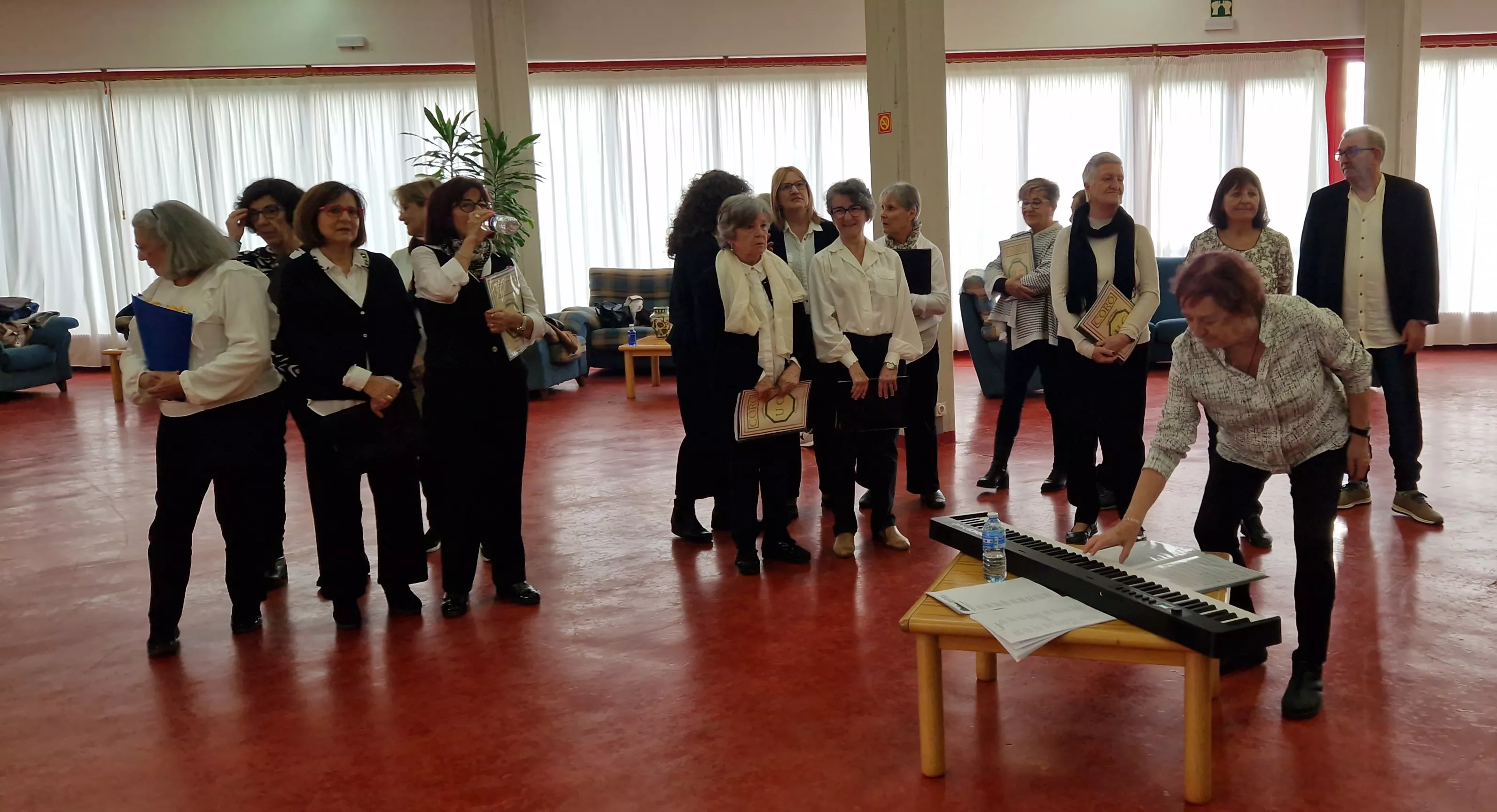 El Coro de la Universidad Ciudadana en la Residencia Ciudad de Huesca. Foto Myriam Martínez