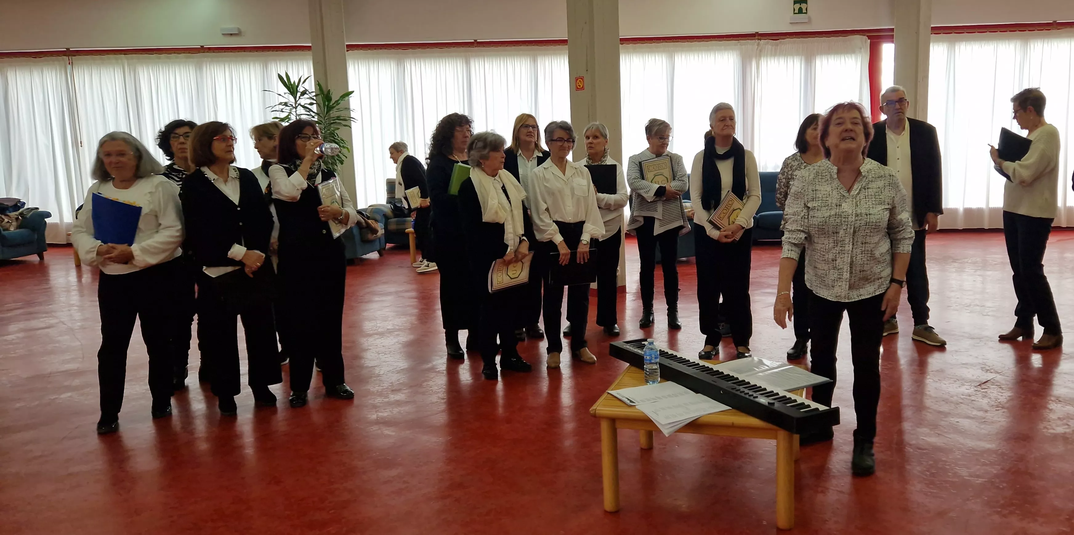 El Coro de la Universidad Ciudadana en la Residencia Ciudad de Huesca. Foto Myriam Martínez