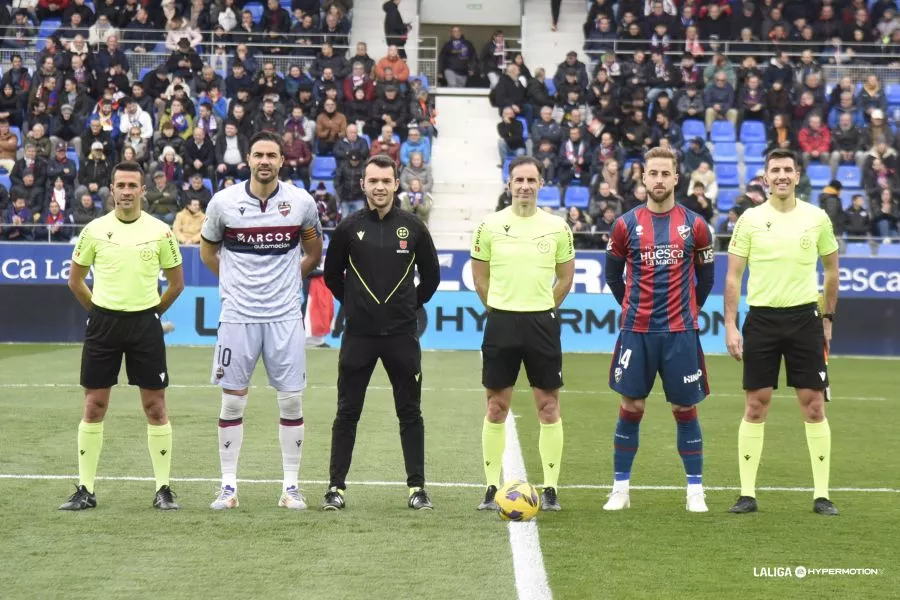González Esteban con los capitanes del Huesca Levante