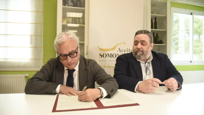 Rincón firma la orden por la que el Aceite del Somontano puede comercializarse como Denominación de Origen Protegida de España. Rincón firma la orden por la que el Aceite del Somontano puede comercializarse como Denominación de Origen Protegida de España.