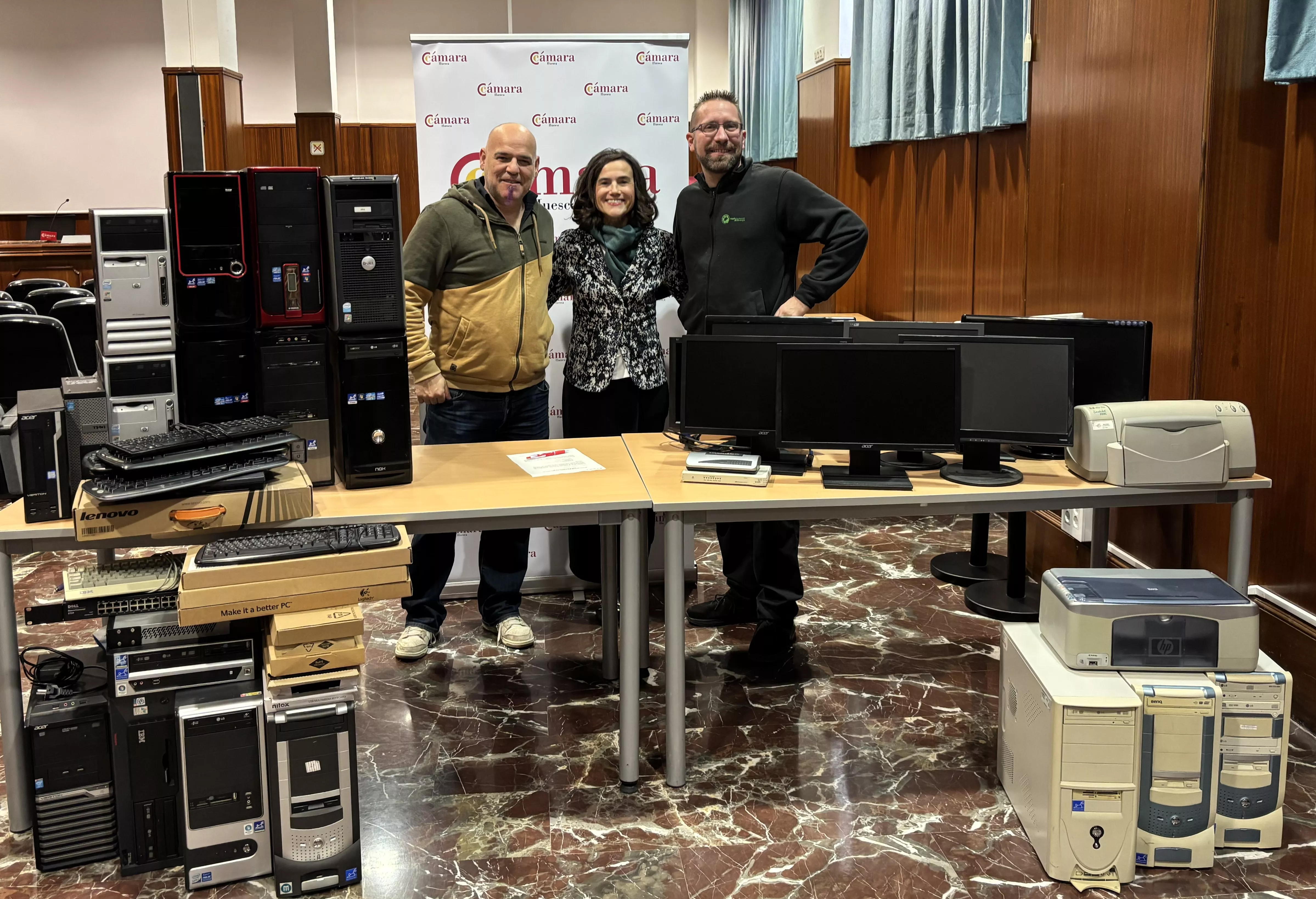 Celia Elfau ha hecho entrega a Ignacio Tebas e Iván Allué del equipos informáticos. Celia Elfau ha hecho entrega a Ignacio Tebas e Iván Allué del equipos informáticos.