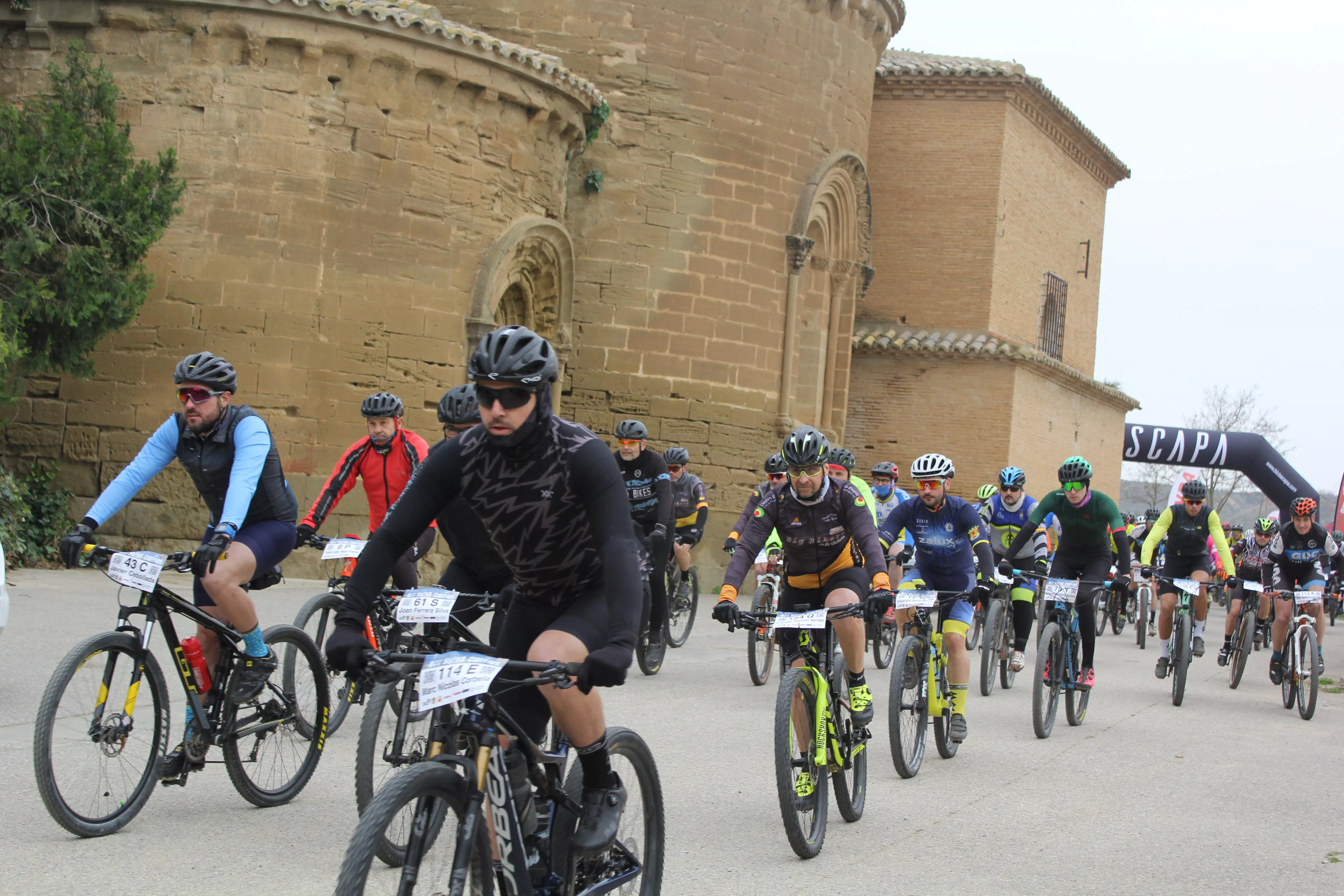 Ciclistas de BTT en Sijena