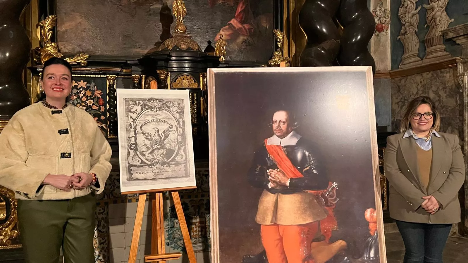Lorena Orduna y Sonia Latre junto al símbolo elegido como premio y un retrato de Vicencio Juan de Lastanosa. Foto Mercedes Manterola 
