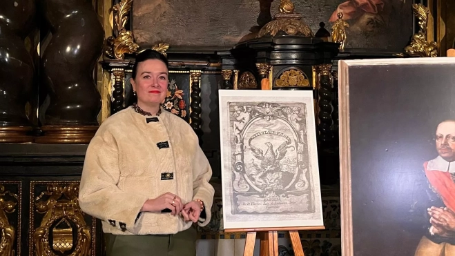 La alcaldesa junto al escudo de Lastanosa que será base del premio. La alcaldesa junto al escudo de Lastanosa que será base del premio.