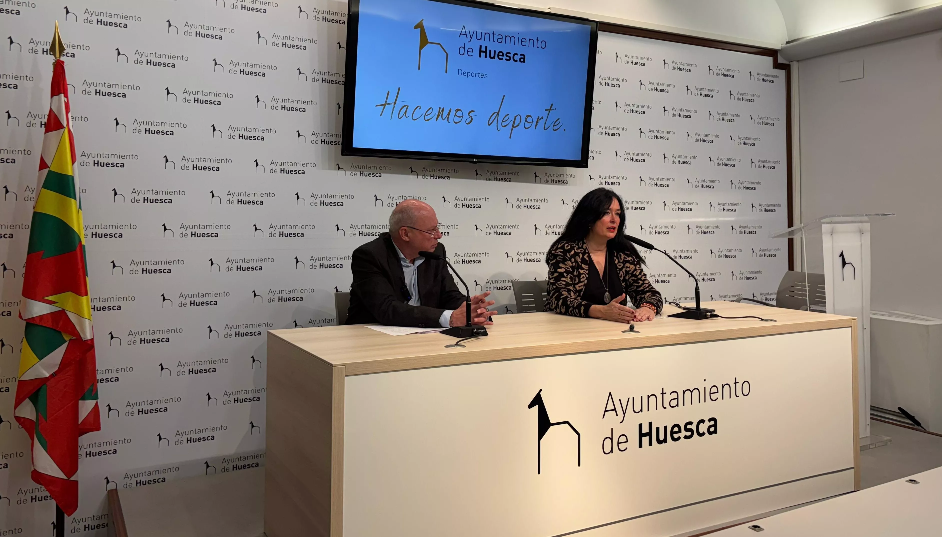 Leopoldo Carranza y Lorena Orduna en la presentación del proyecto deportivo para Huesca.