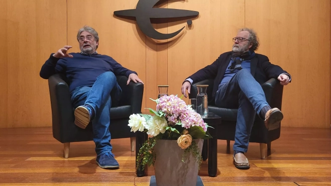 Enrique Serbeto y John Carlin, en el Centro Cultural Fundación Ibercaja en Huesca