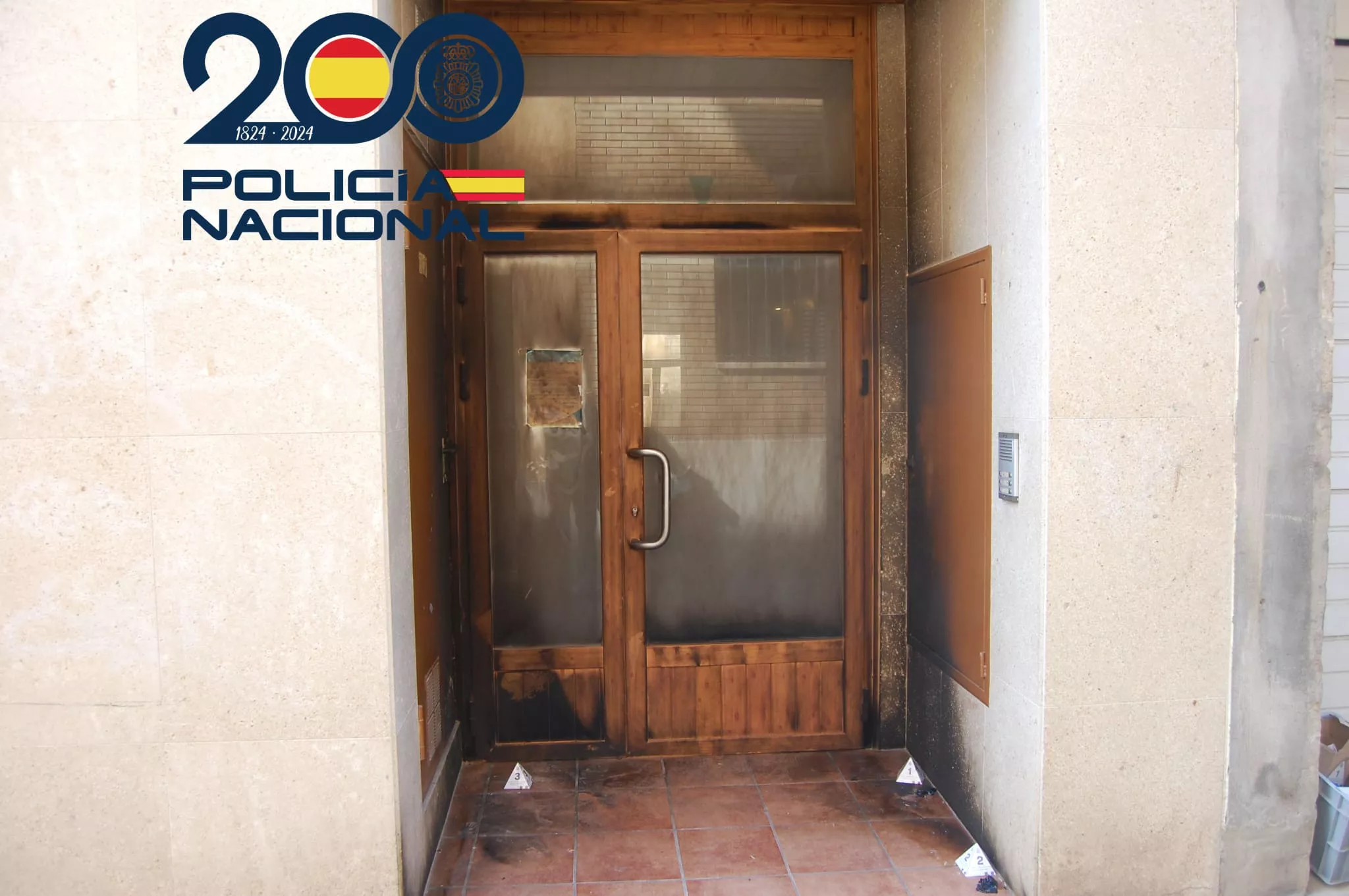 El individuo arrojó a la puerta algún acelerante para avivar el fuego.