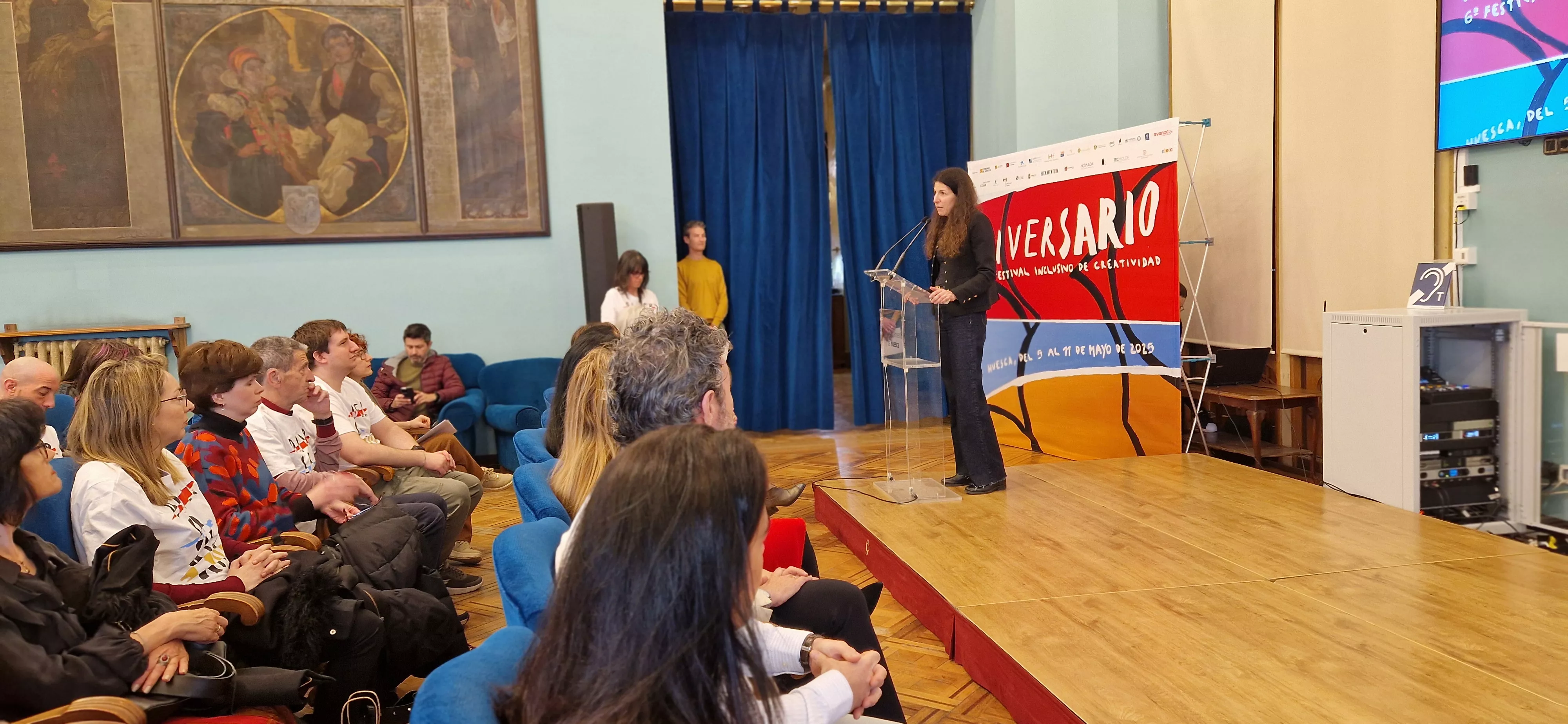 Sara Comenge, dirigiéndose al público. Foto Myriam Martínez