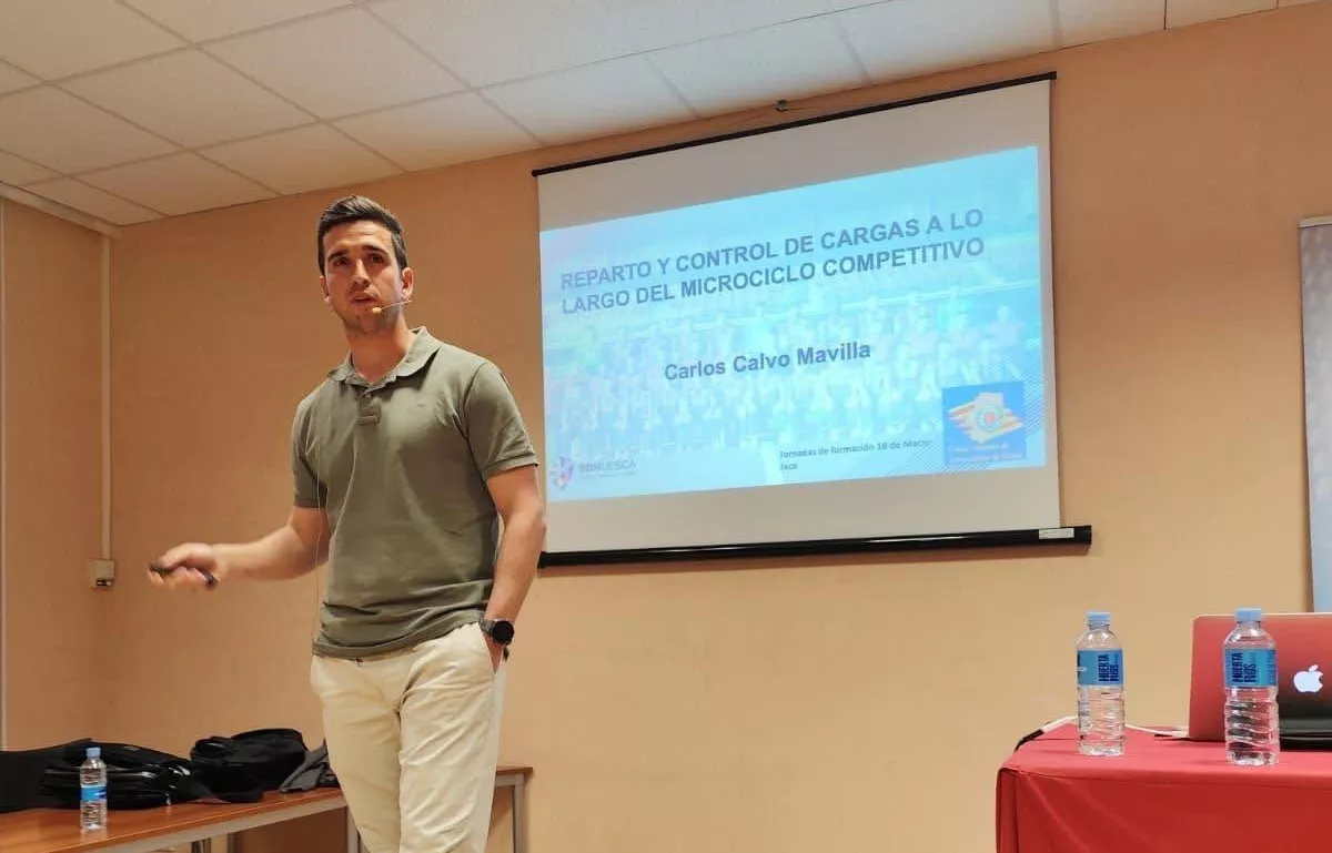 Carlos Calvo, preparador físico de la SD Huesca, en su ponencia en Jaca.