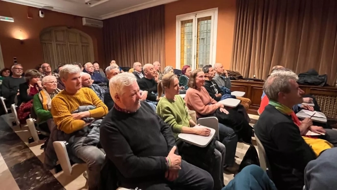 Público asistente a la charla de Ayora en el IEA. Público asistente a la charla de Ayora en el IEA.