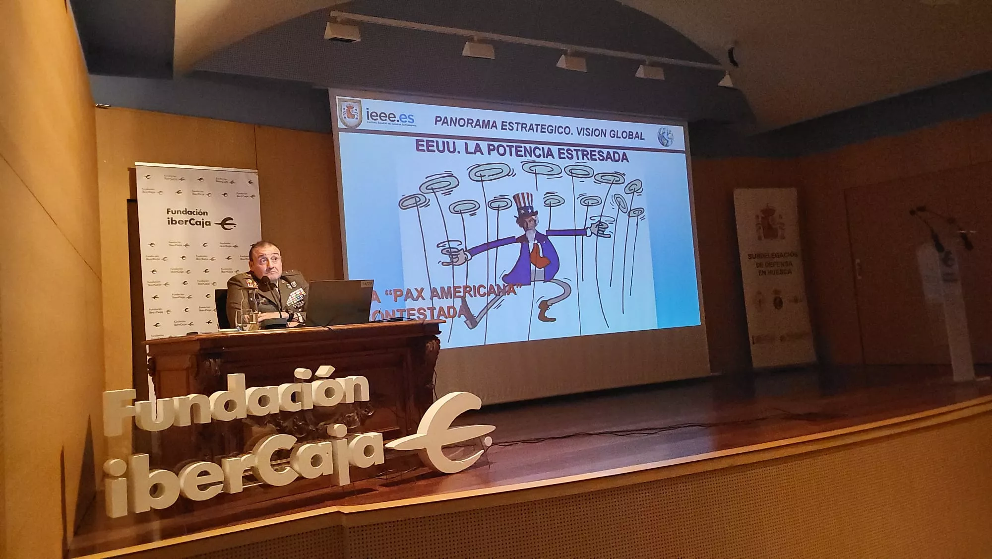 Conferencia del general Víctor Bados en Huesca