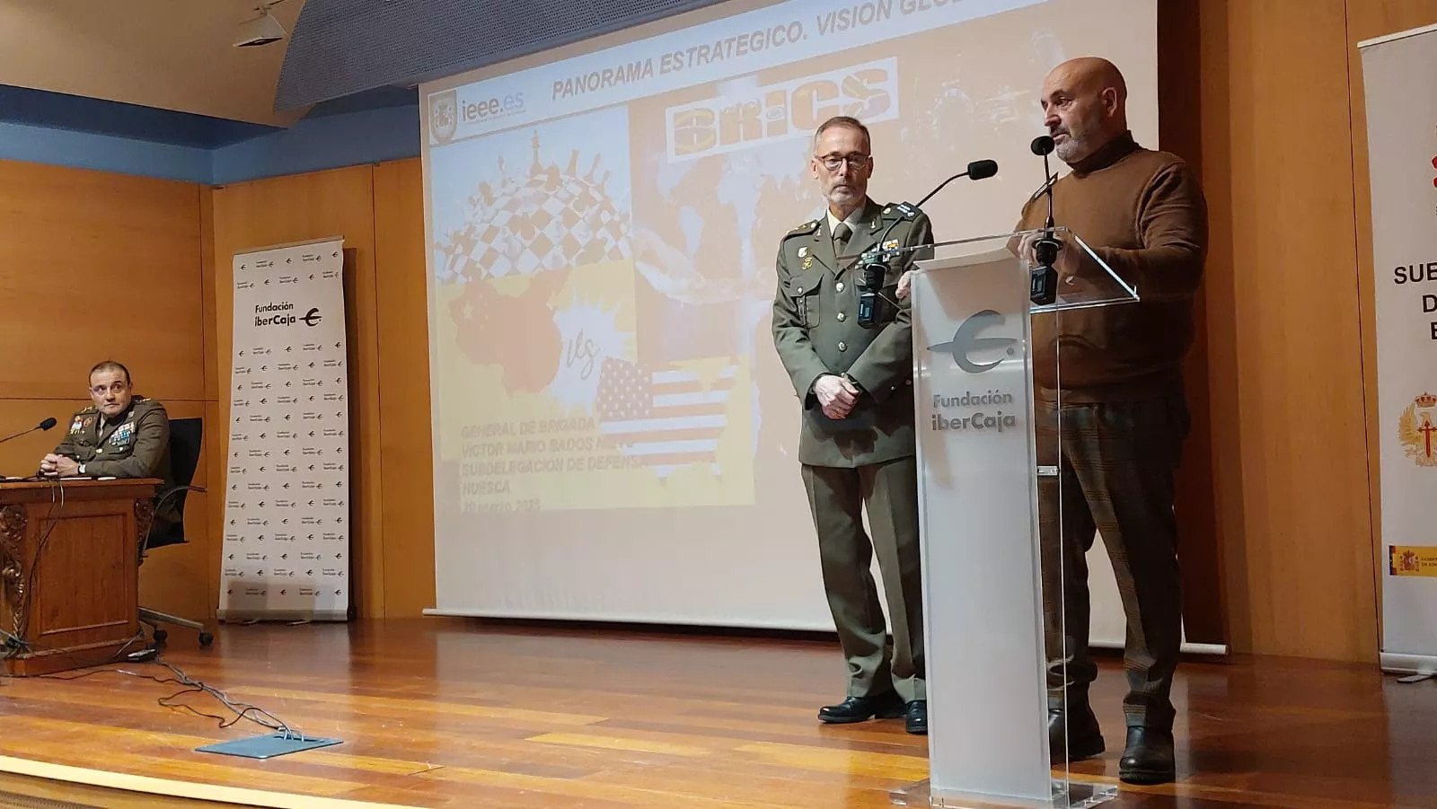 Conferencia del general Víctor Bados en Huesca