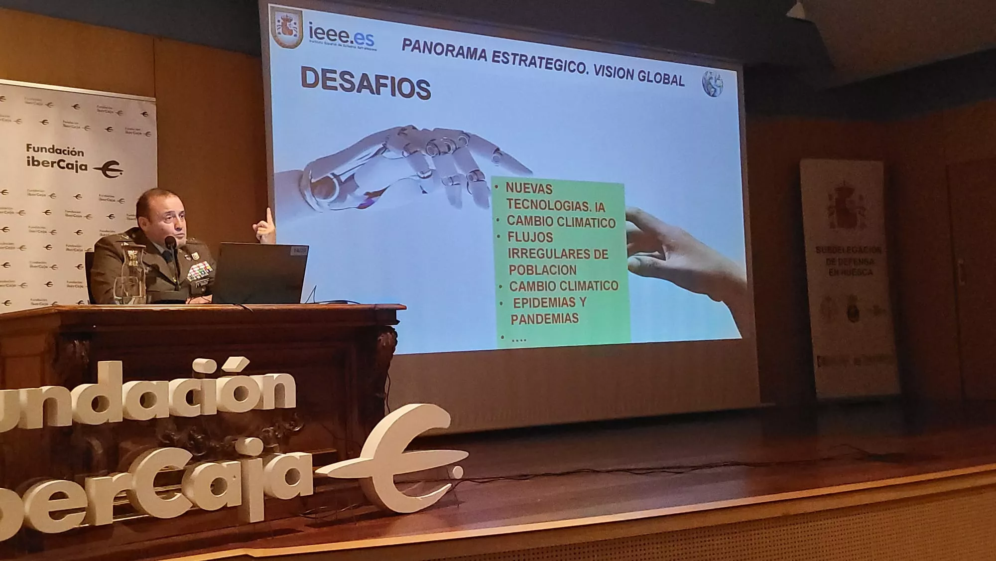 Conferencia del general Víctor Bados en Huesca